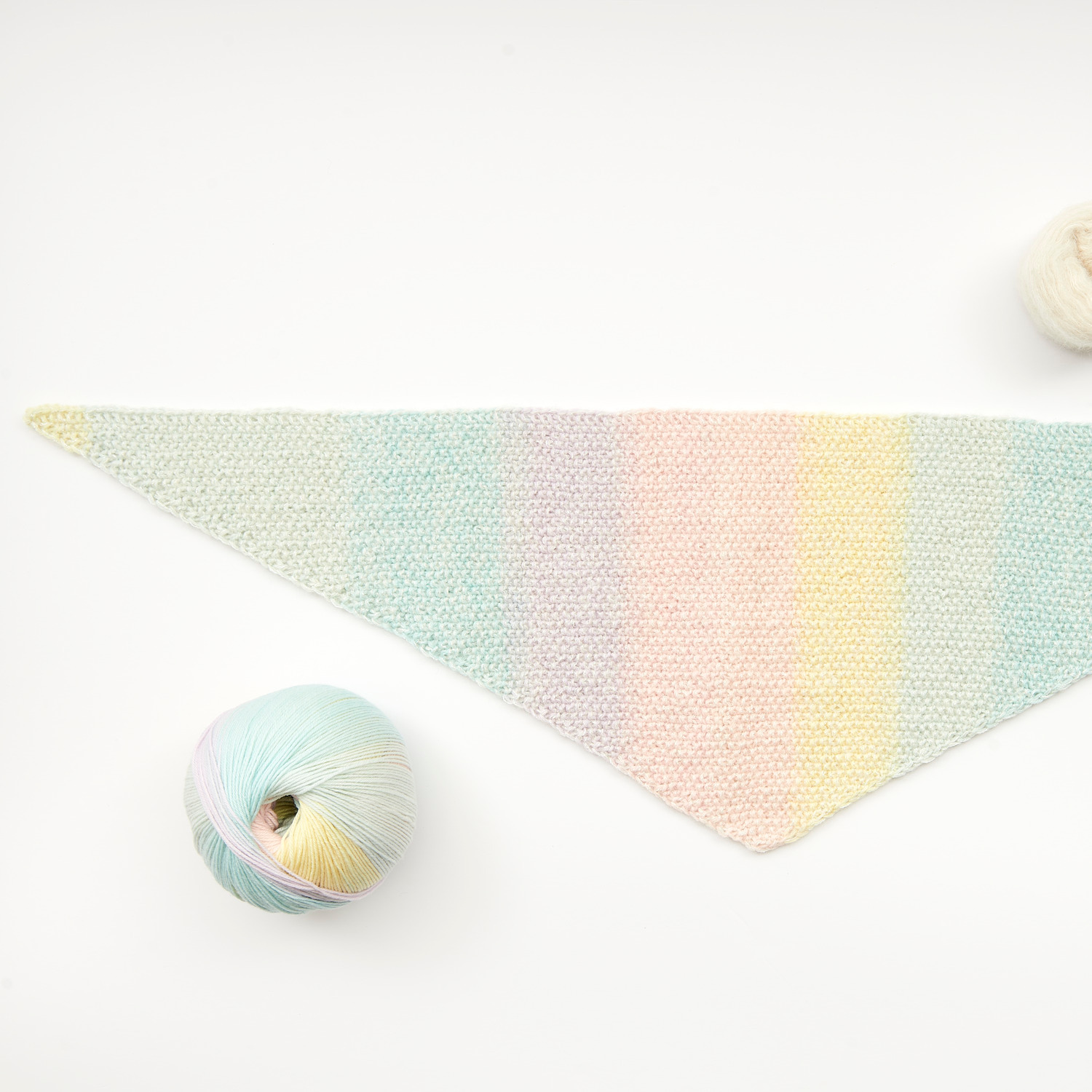 Mini Tücher Special: Dreieckstuch in Pastellfarben mit Rico Design Garn, auf weißem Hintergrund.
