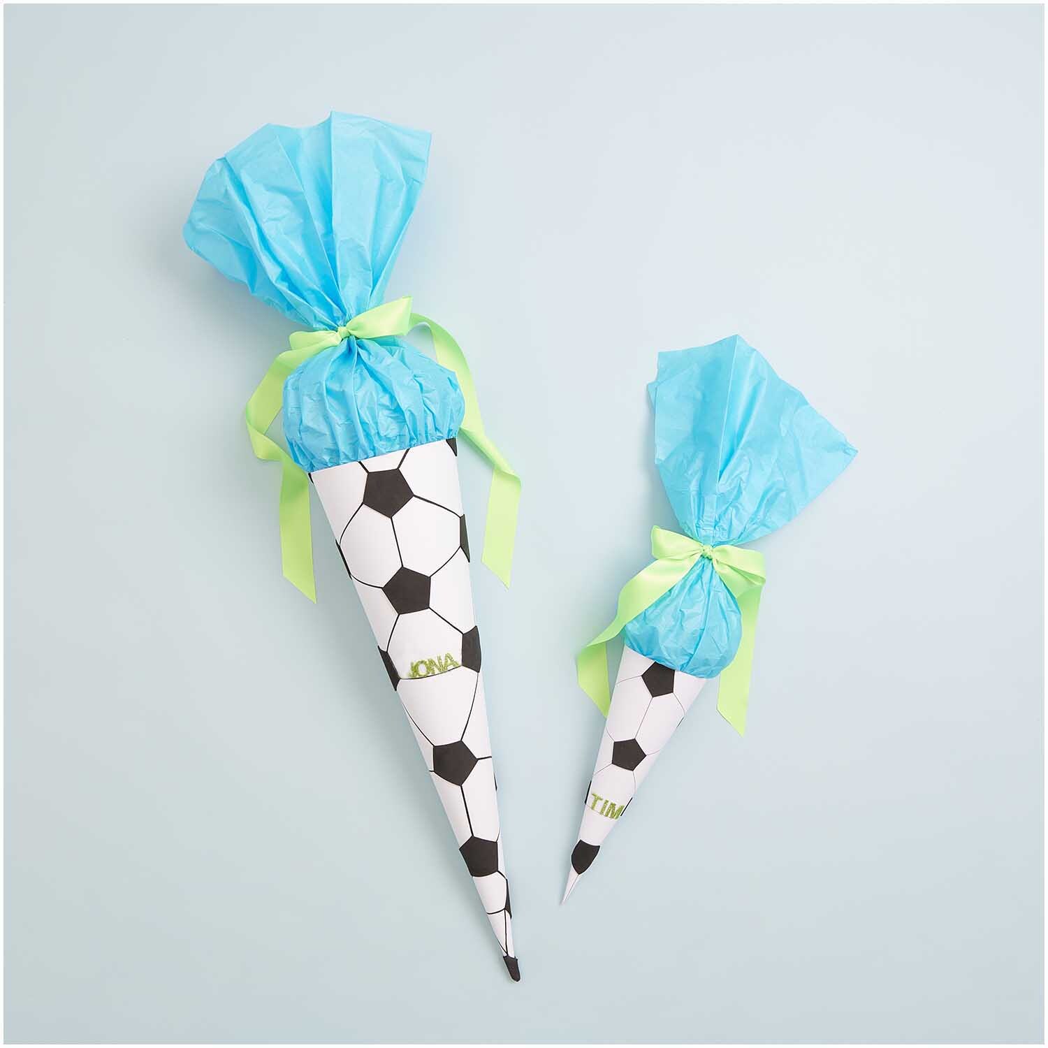 Paper Poetry Schultüte Rohling mit Fußballmuster, blauem Tüll und grünem Band, 35 cm hoch.