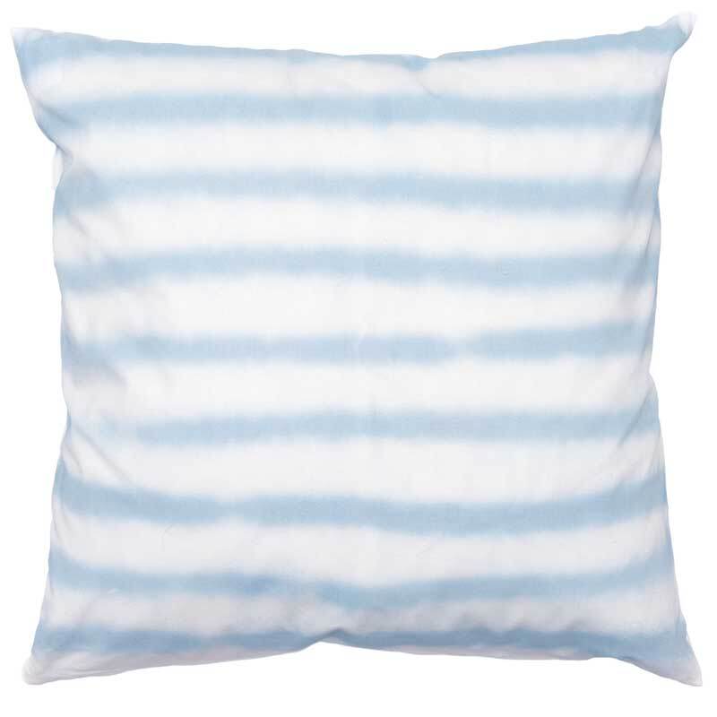 Textil Spray von Rico Design: Ein Kissen mit blauen Streifen auf weißem Hintergrund, 150ml.