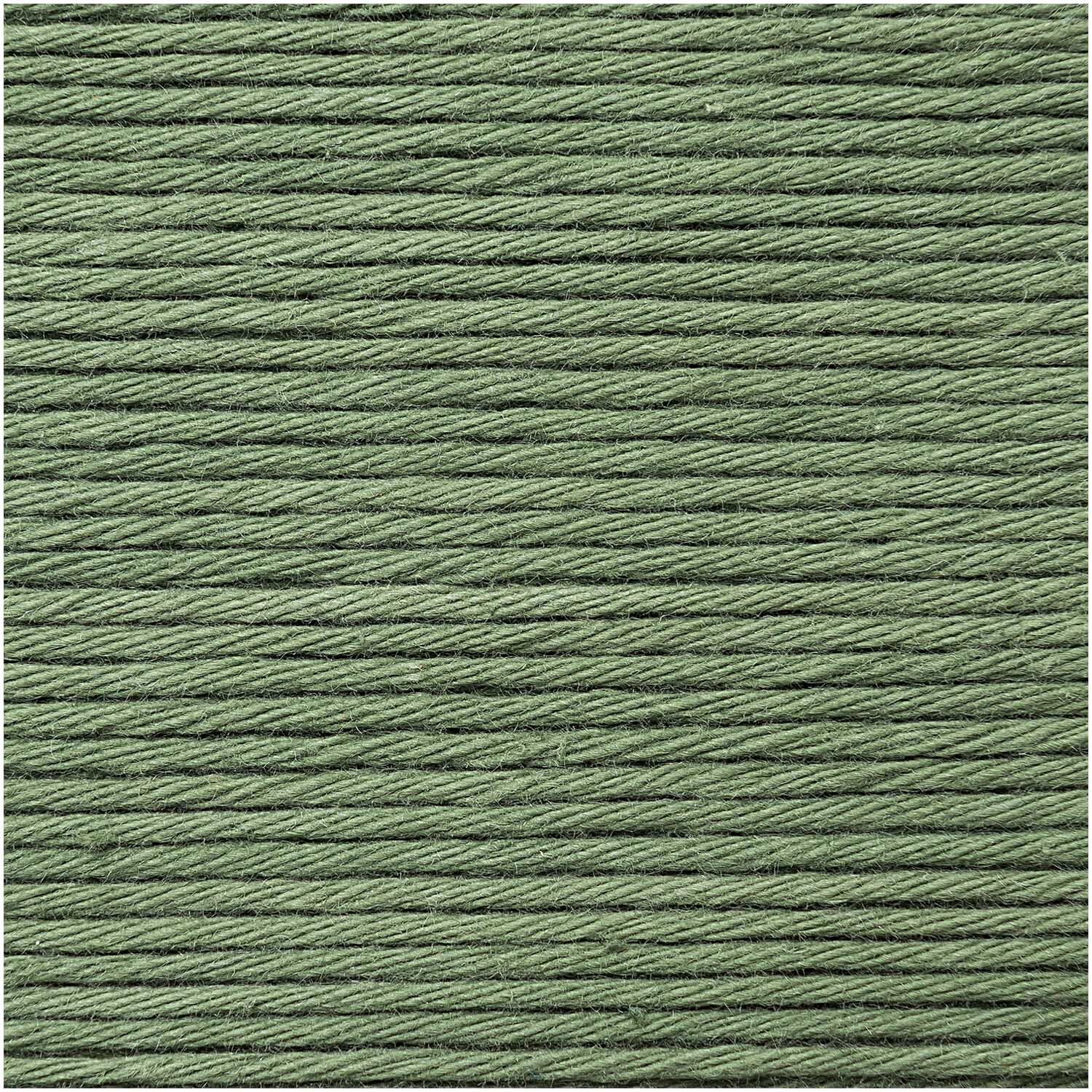 Cotton Universal: Nahaufnahme von grünem Garn, 50g 85m, ideal für Strick- und Häkelprojekte.