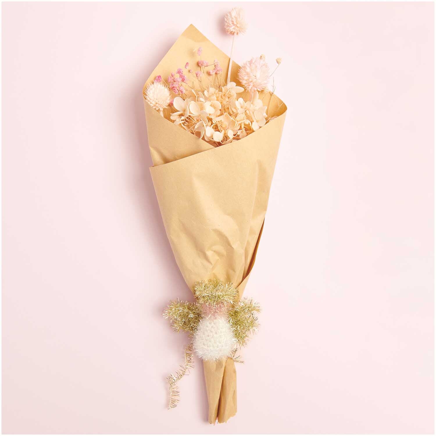 Creative Bubble: Ein kunstvoller Strauß aus Trockenblumen in Papier, verziert mit Metallic Gold Garn.
