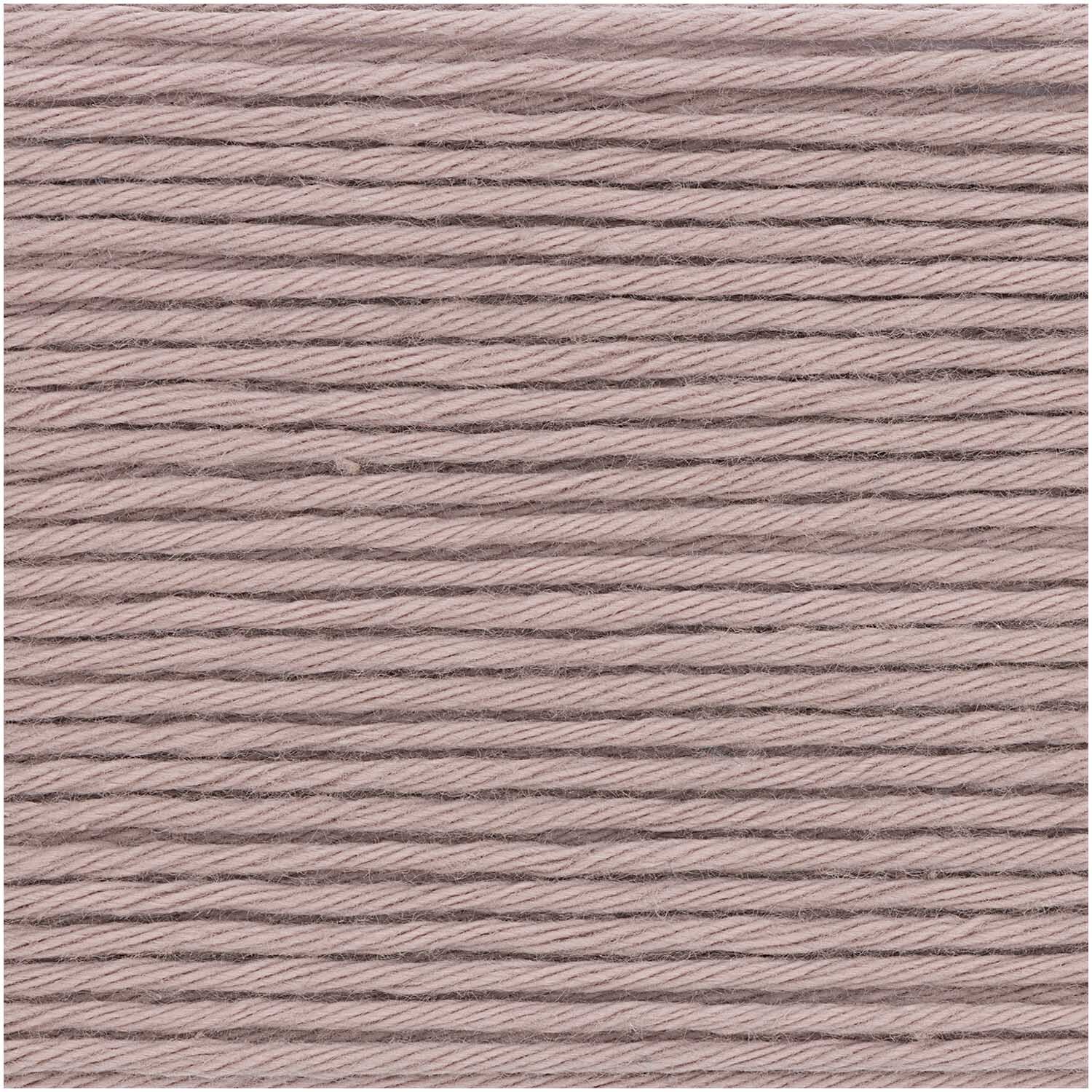 Cotton Universal: Nahaufnahme von beigem Garn, 50g 85m, ideal für Strick- und Häkelprojekte.