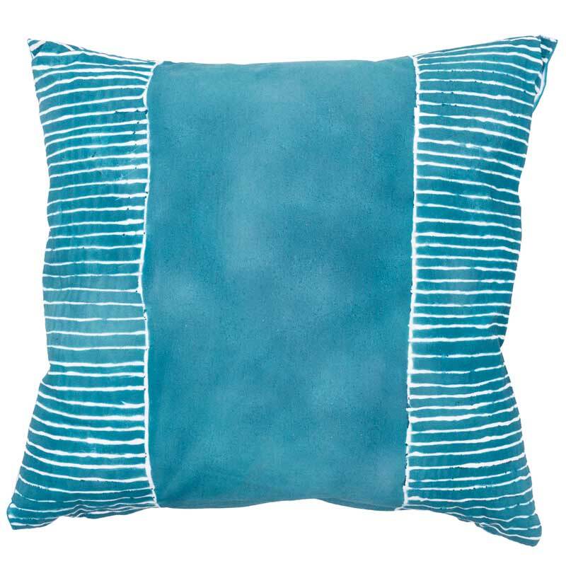 Textil Spray: Blaues Kissen mit Streifenmuster, ideal für kreative Projekte. Marke: Rico Design.