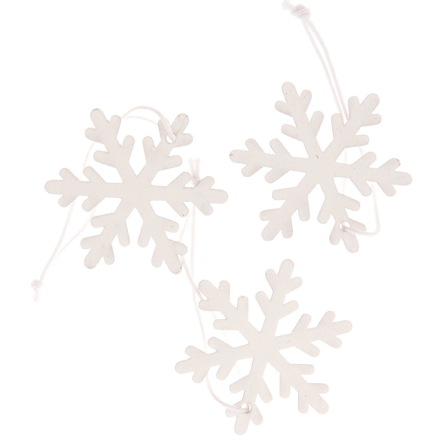 Holzhänger Schneeflocke weiß 44x50mm 3 Stück: Drei weiße Schneeflocken aus Holz mit Aufhängung, ideal für winterliche Dekorationen.