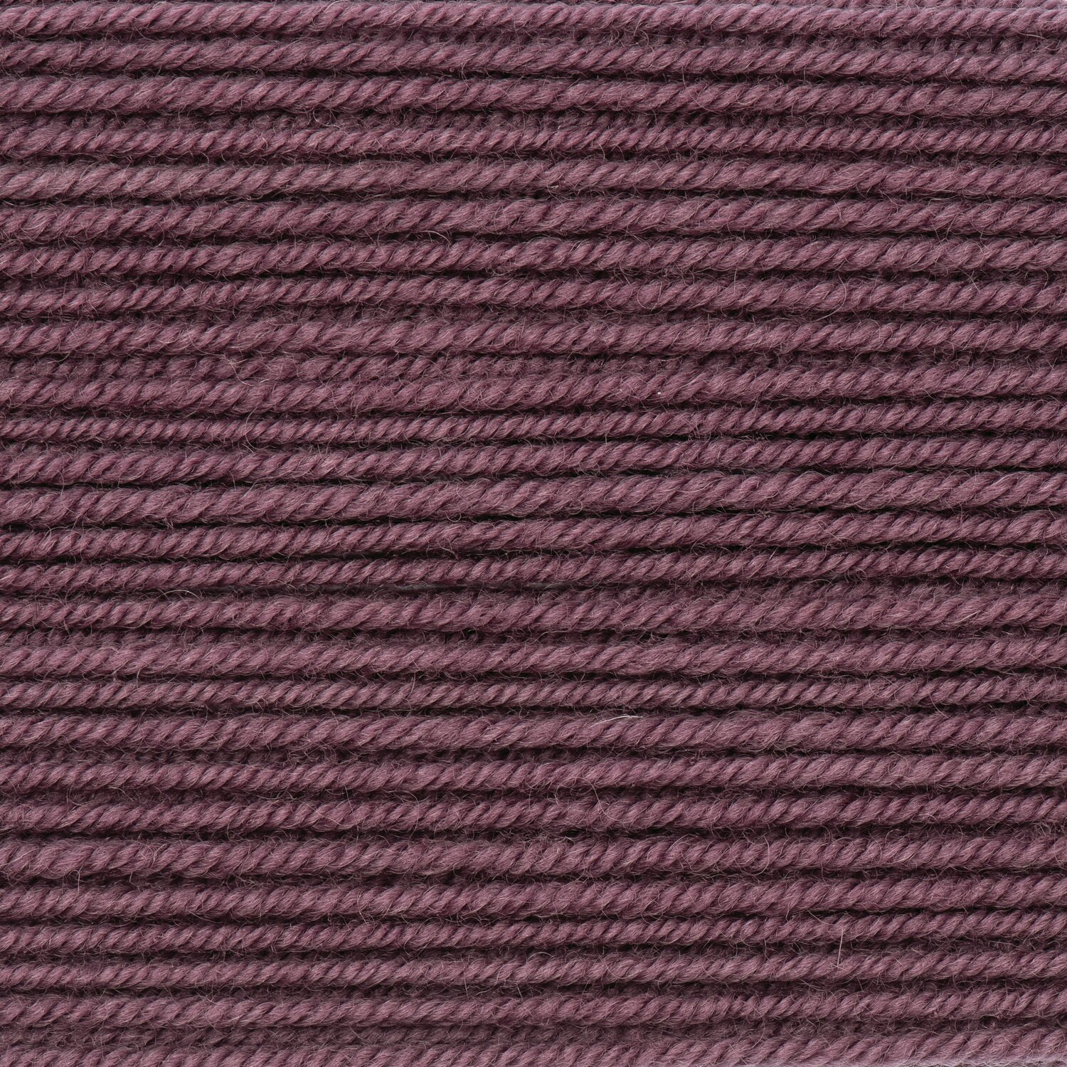Essentials Merino dk zeigt weiches Strickgarn von Rico Design, eng aufgewickelt, ideal für hochwertige Strick- und Häkelprojekte, Lauflänge 50g 110m.