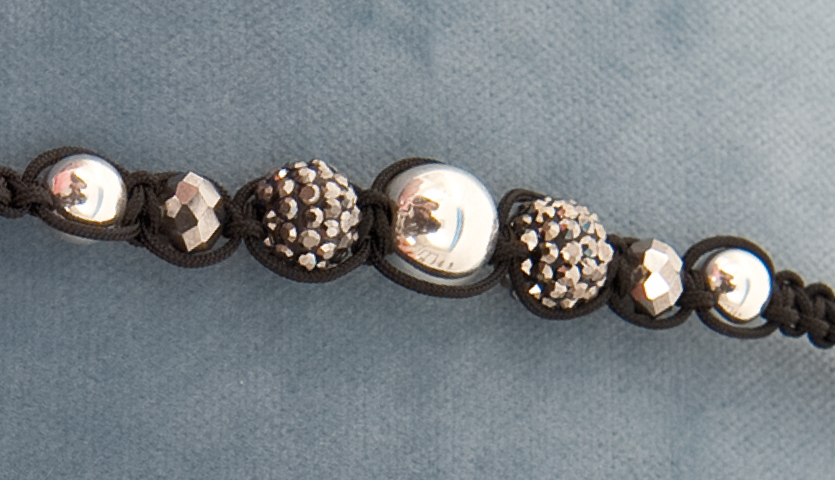 Anleitung Makramee Glasschliffset Armband basteln: Ein DIY-Set für kreative Schmuckliebhaber, um stilvolle Armbänder zu gestalten.