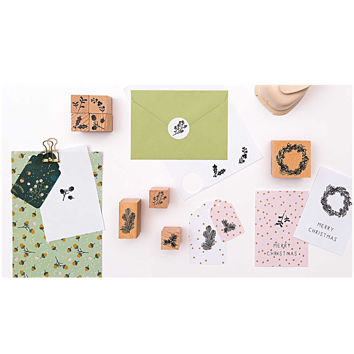 Paper Poetry Geschenkanhänger Classic Christmas 30 Stück zeigen festliche Designs mit grünen und goldenen Akzenten, ideal für kreative Weihnachtsprojekte.