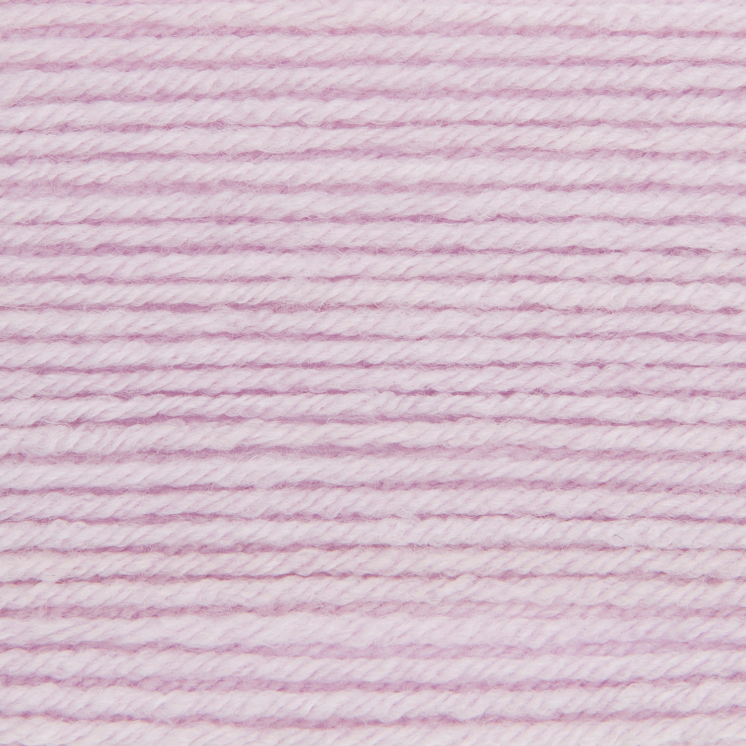 Rico Baby Classic dk: Nahaufnahme von weichem Garn in zartem Veilchen, ideal für Strickprojekte.