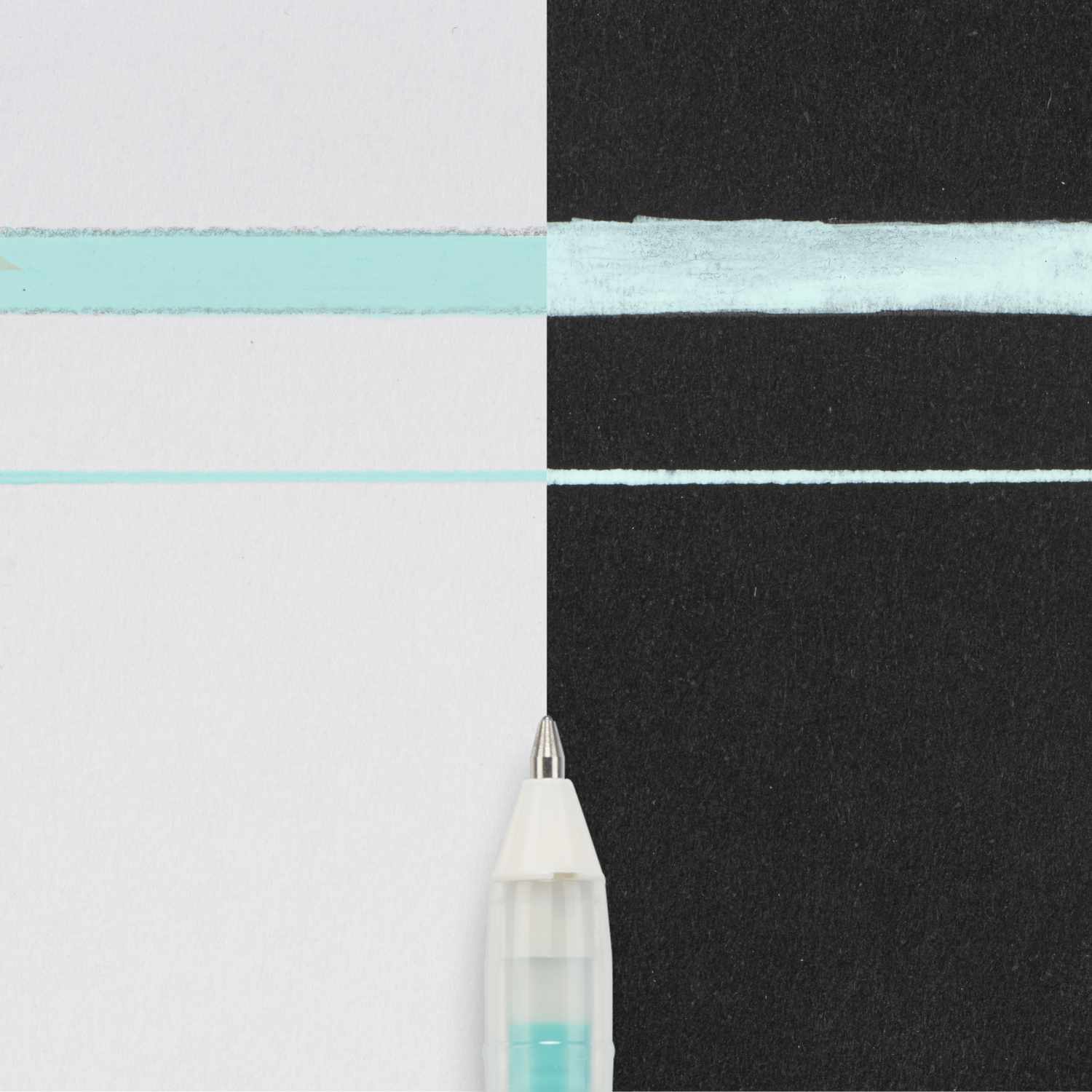 Gelly Roll Soufflé Gelstift von SAKURA in Aktion, zieht grüne Linien auf schwarzem und weißem Papier.