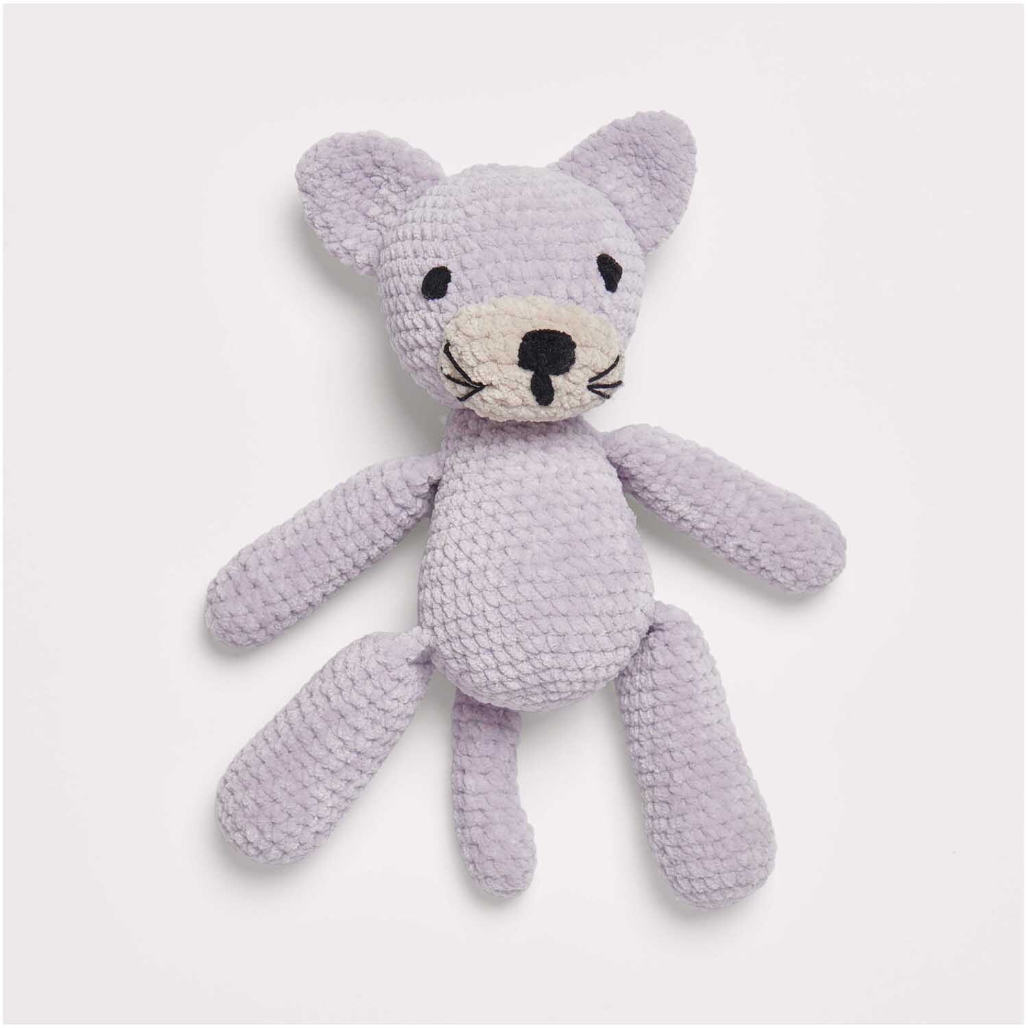 Häkelset Katze Modell 14 aus Baby Chenillove: Lila gehäkelte Katze aus weichem Chenille-Garn.