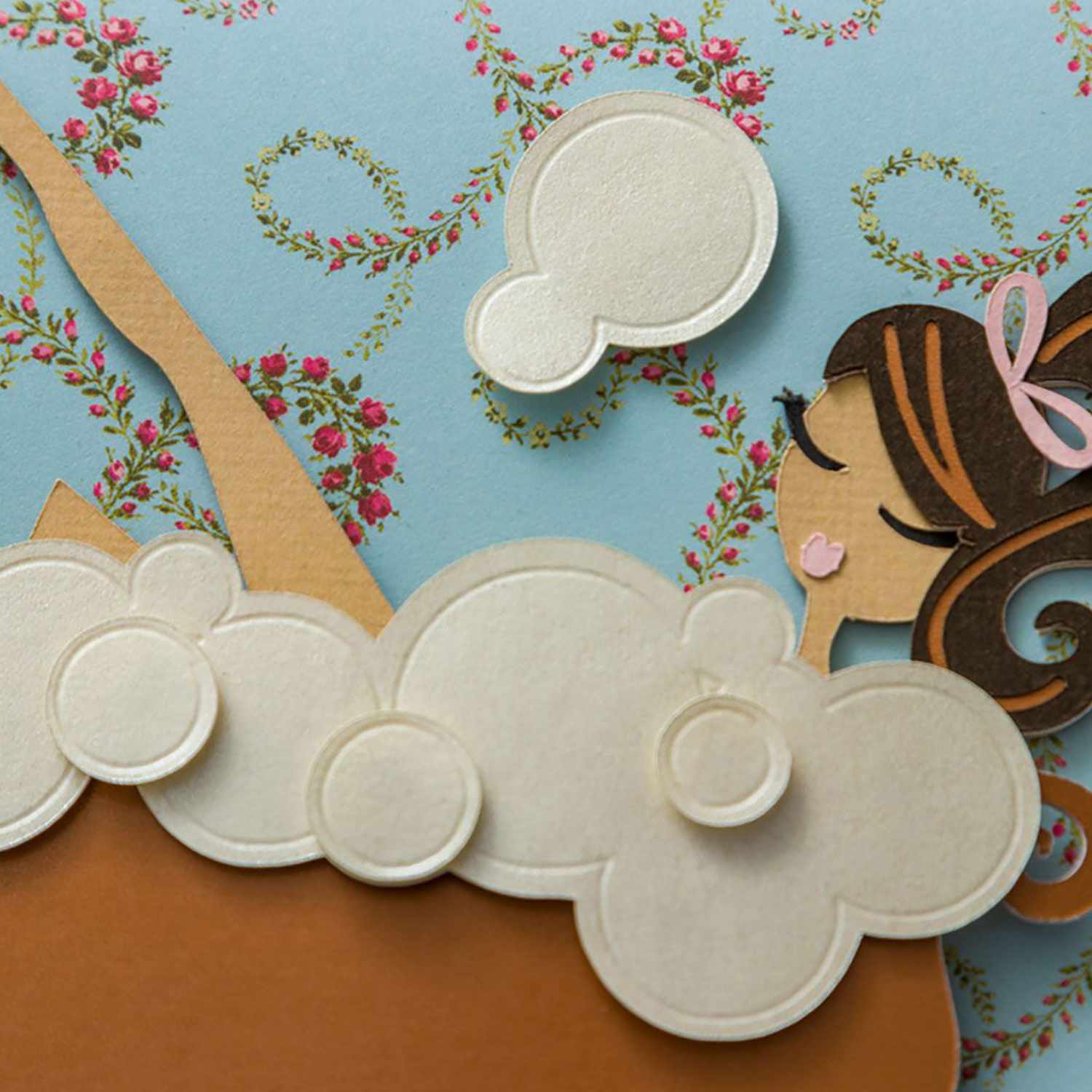 Maker Fine Debossing Tip 21 Prägeklinge: Kreatives Papierdesign mit Frau in Badewanne, umgeben von Schaum und floralen Mustern auf blauem Hintergrund.