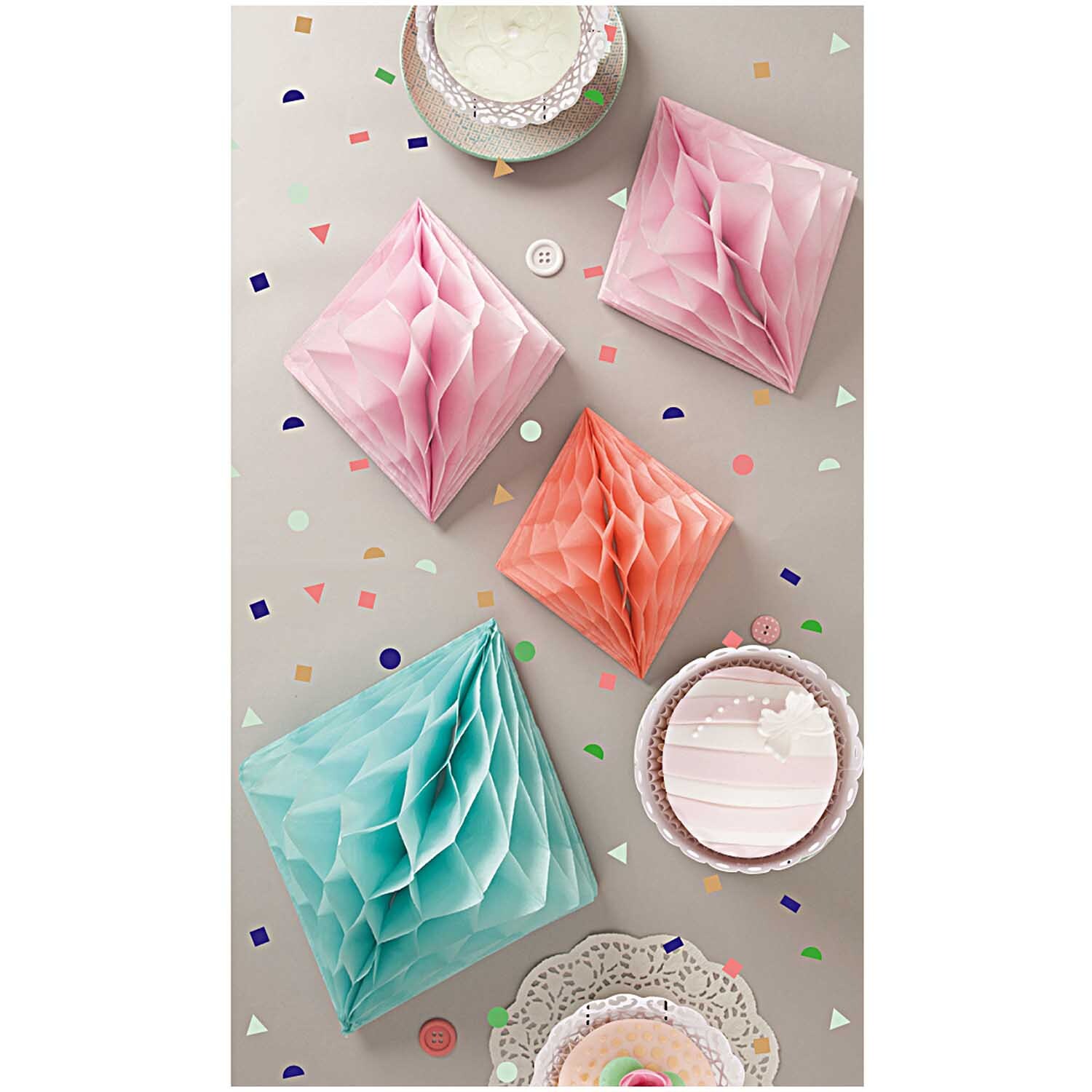 Wabenpapier Diamanten pastell 3 Stück von Rico Design in Mint, Lachs und Rosa auf grauem Hintergrund mit bunten Konfetti.