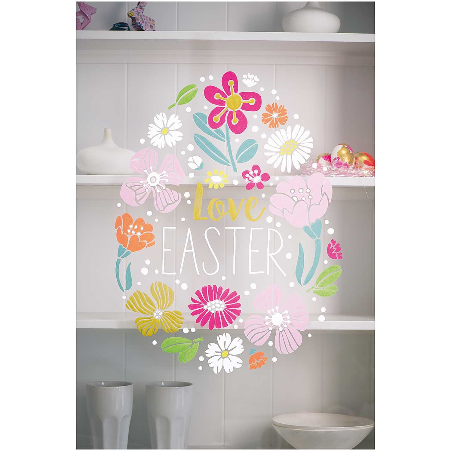 DIY Set Fenster gestalten Mermaid: Bunte Blumen und "Love Easter"-Schriftzug auf einem Fenster. Markenname: Rico Design.