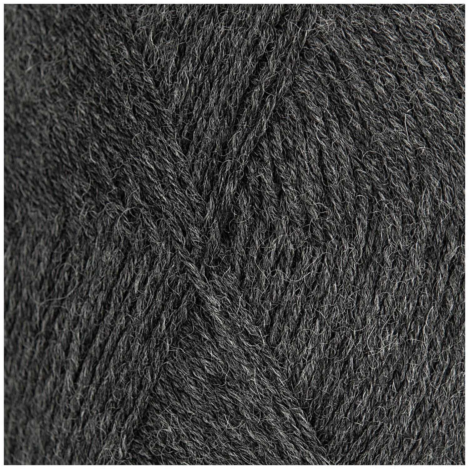 Superba Premium 4fädig Wolle in Anthrazit von Rico Design, Nahaufnahme der weichen Textur, ideal für Strickprojekte.