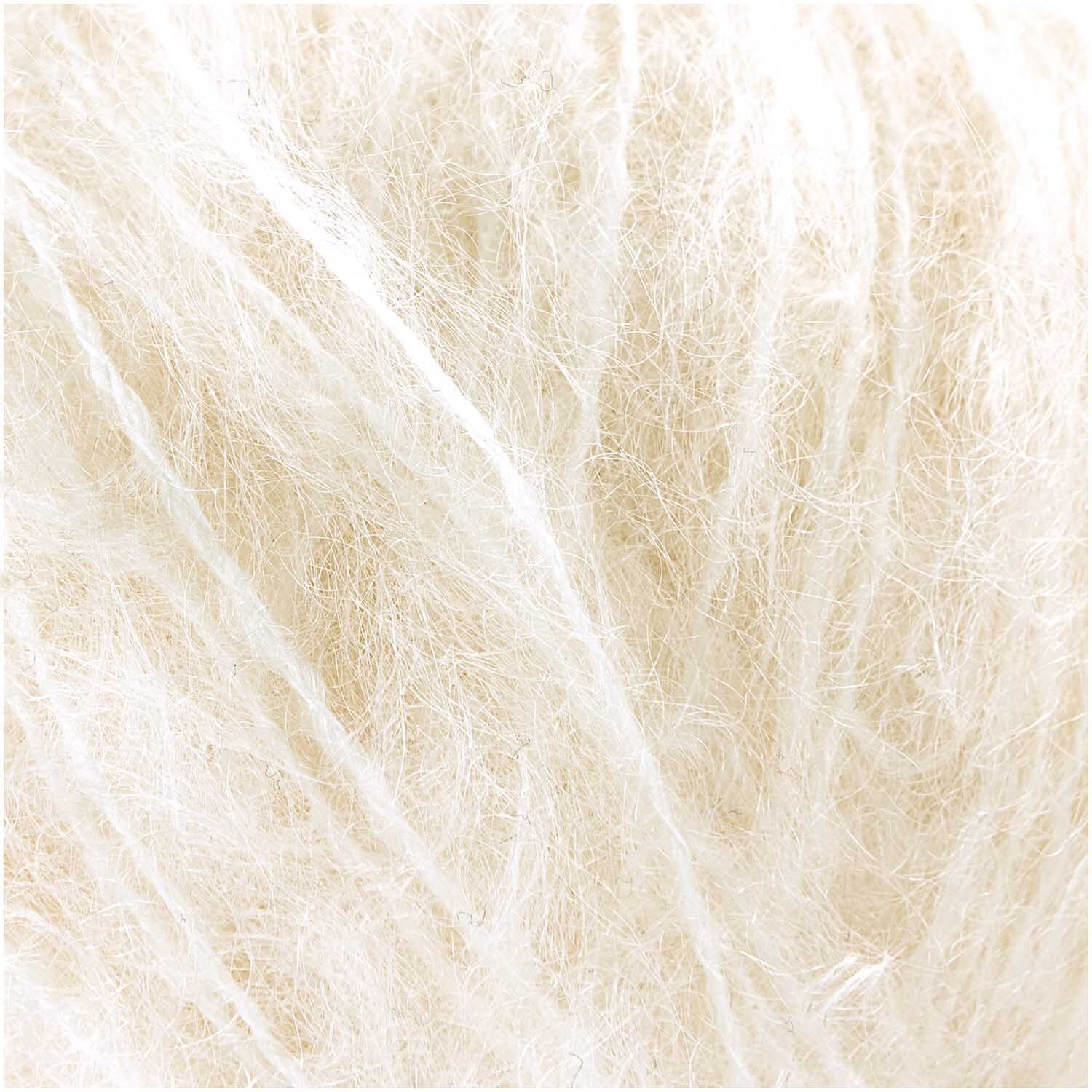 Fashion Mohair Merino Chunky von Rico Design in Creme, Nahaufnahme der weichen, flauschigen Textur. Ideal für Strickprojekte, 50g 100m.