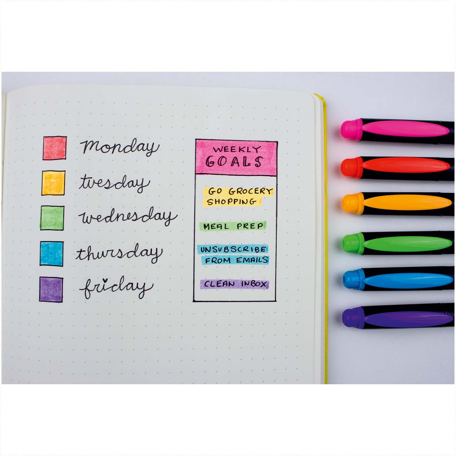 MONO edge Textmarker, 6-teilig, neben einem Notizbuch mit farbigen Wochenzielen und Wochentagen.