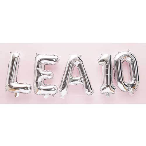 Folienballon Buchstabe silber 36cm von Rico Design: Silberne Ballons formen "LEA10" vor rosa Hintergrund.