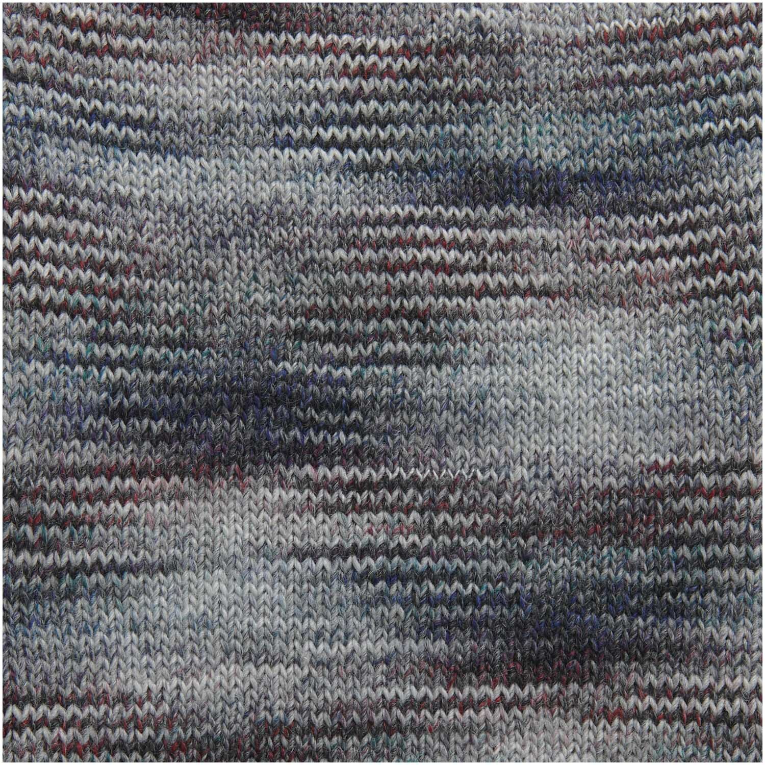 Creative Colour Shift dk von Rico Design zeigt ein gestricktes Muster in Grautönen. Perfekt für vielseitige Strickprojekte.