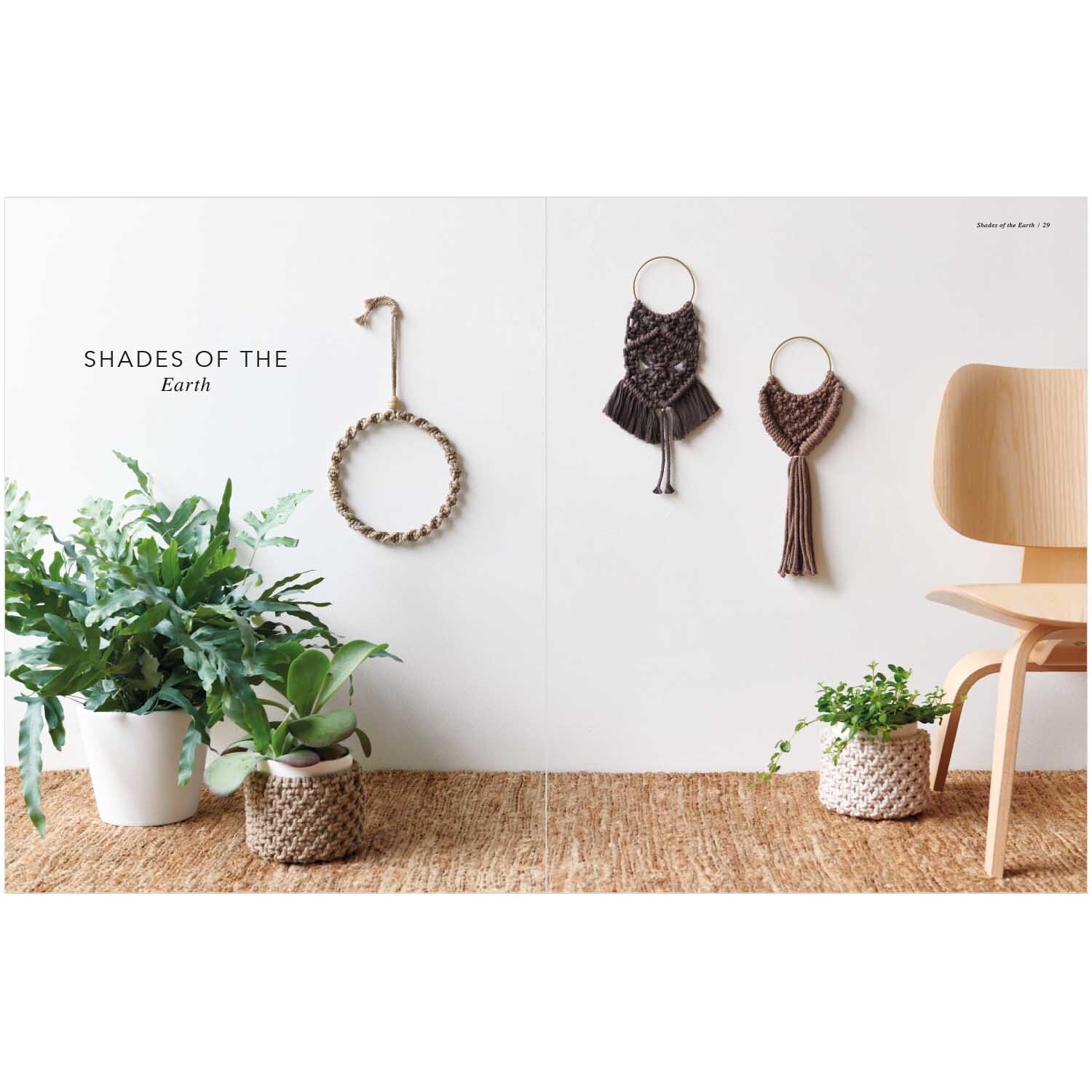 Rico Macrame: Wanddekoration mit Pflanzen in Töpfen und Makramee-Kunstwerken an weißer Wand.