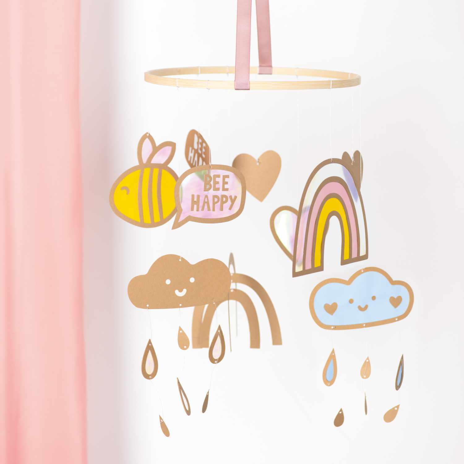 Fensterbilder MAGIC 14 Motive zeigen bunte Regenbögen, Wolken und Bienen mit dem Text "Bee Happy". Ideal für fröhliche Dekorationen.