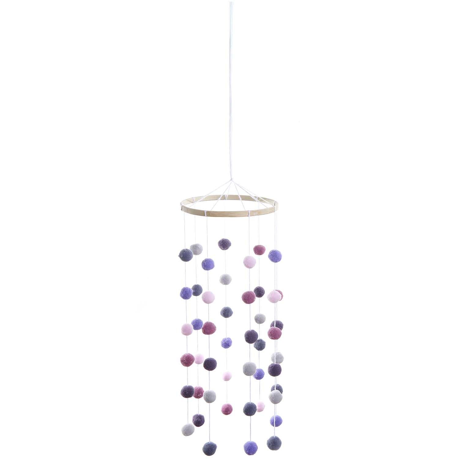 Bastelset Pompon Mobile erdfarben von Rico Design mit bunten Pompons an einem Holzring hängend.
