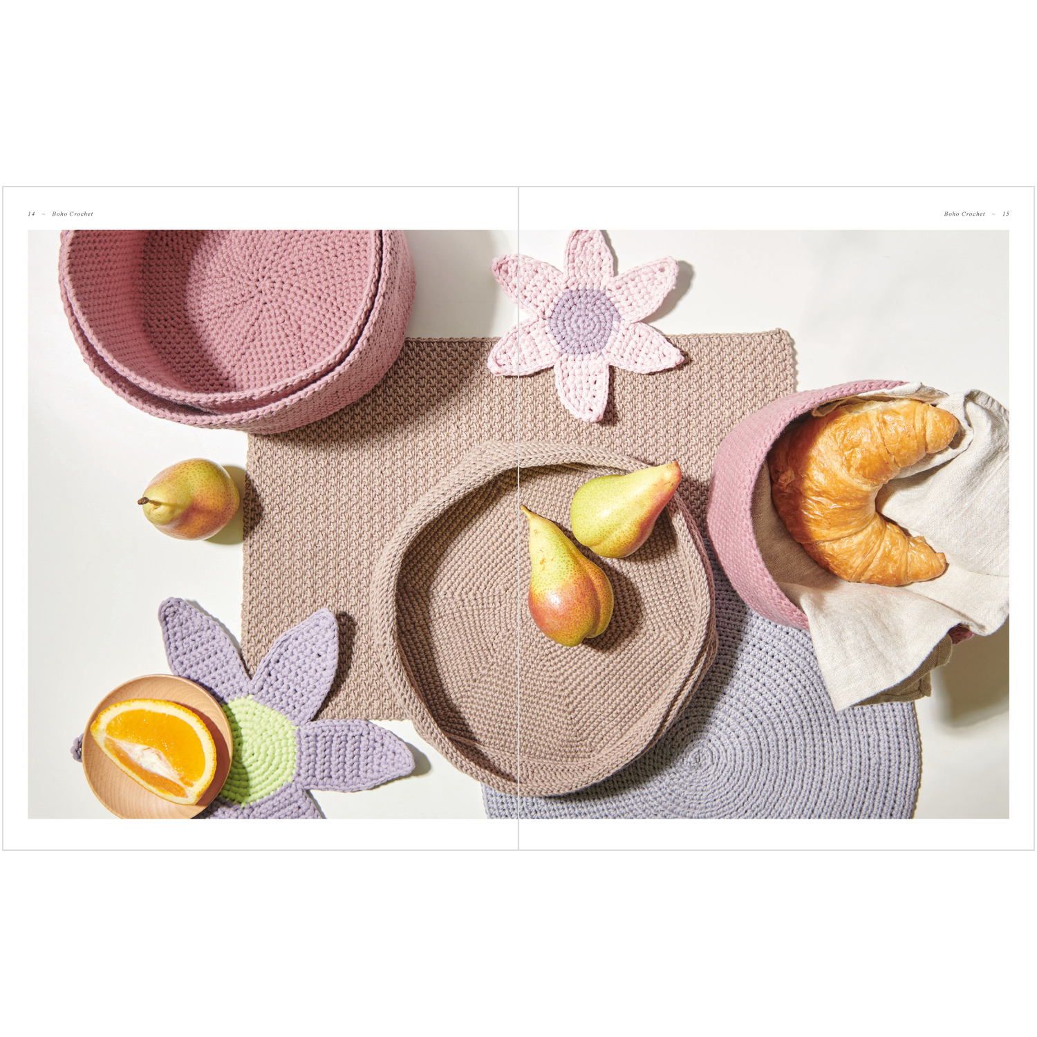 Boho Crochet: Handgefertigte Körbe und Untersetzer in sanften Pastelltönen, dekoriert mit Obst und Gebäck.
