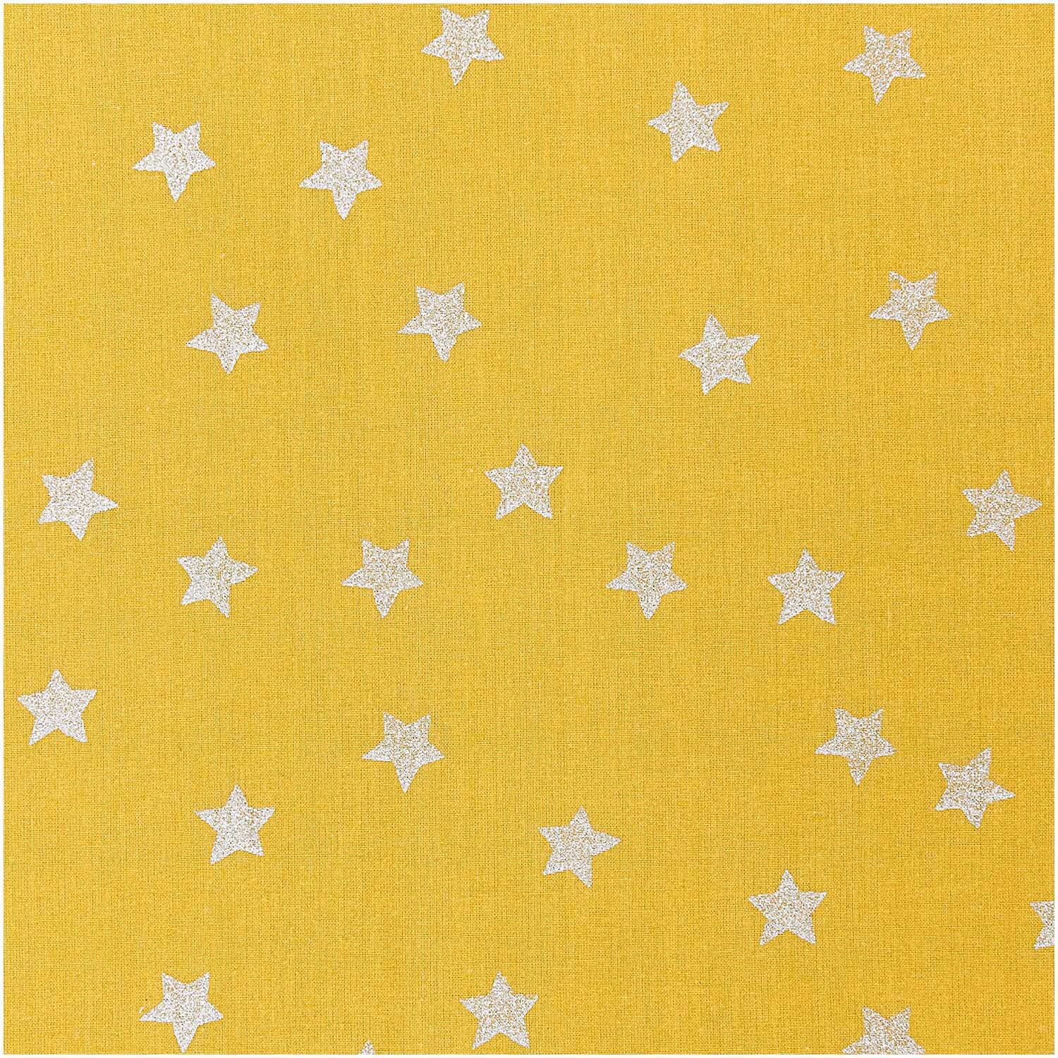 Druckstoff Nostalgic Christmas Sterne senf-metallic 140cm mit silbernen Sternen auf gelbem Hintergrund von Rico Design. Ideal für festliche Dekorationen.