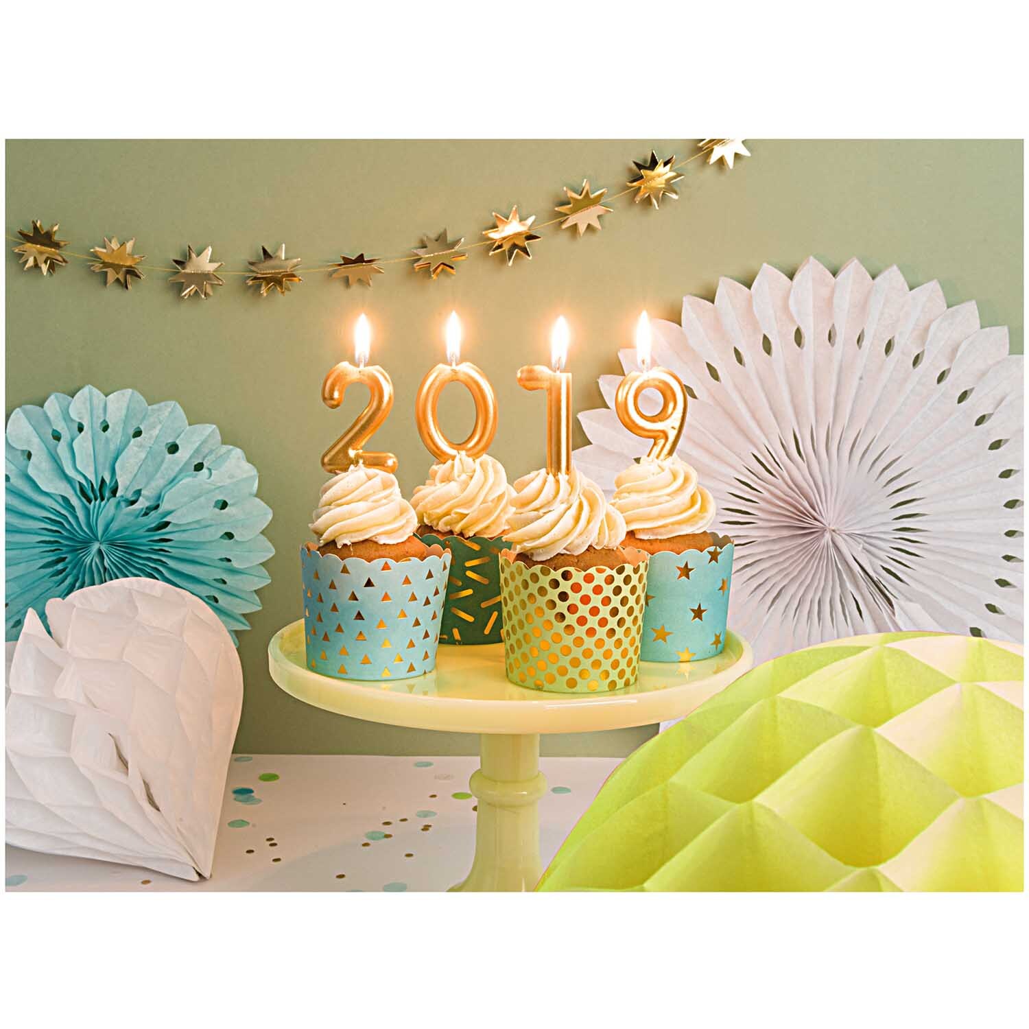 Wabenpapier Bälle Sommer 3 Stück: Bunte Dekoration mit Cupcakes und Kerzen auf einem Tisch, umgeben von farbigen Papierbällen.