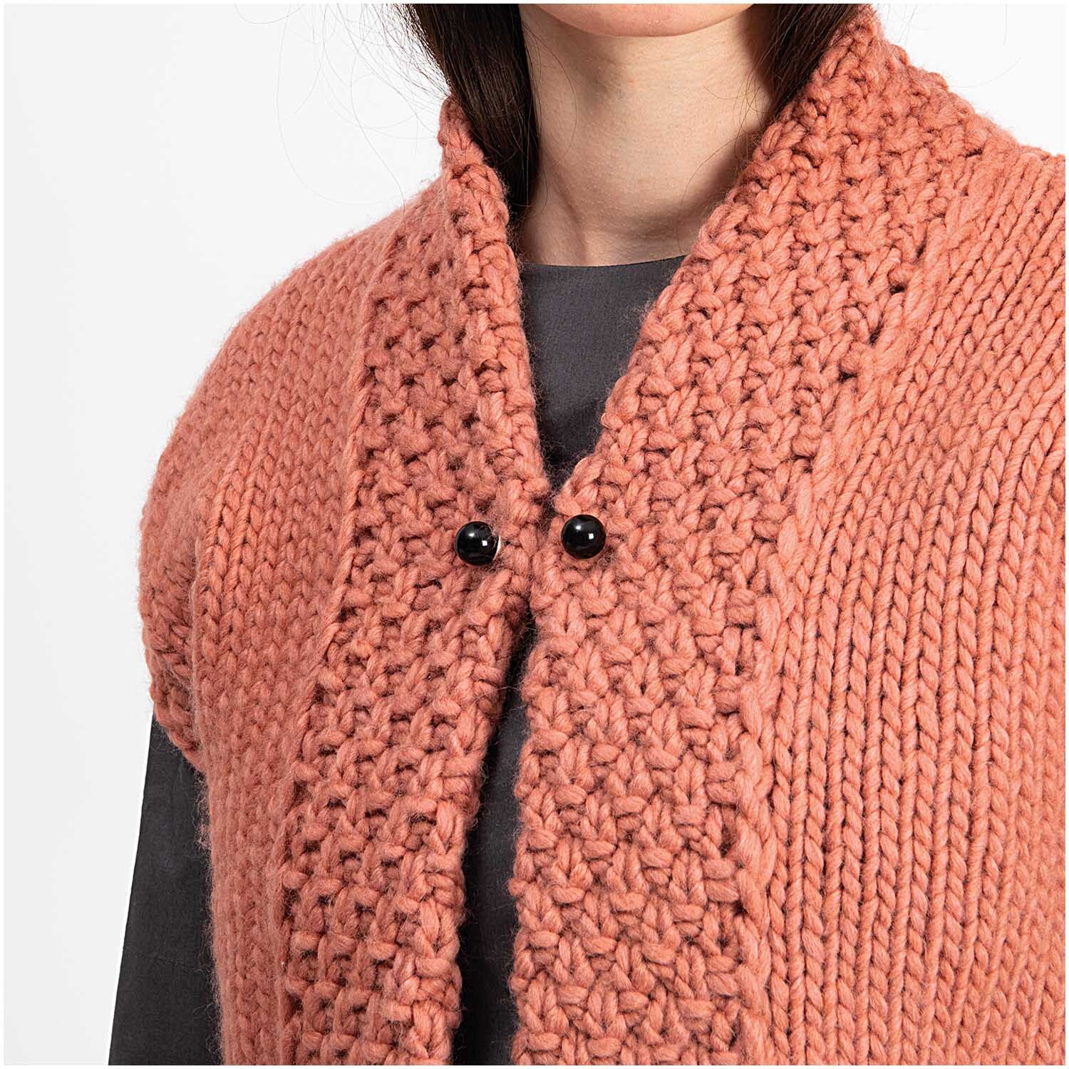 Zwei-Perlen-Pin 48mm 1 Stück von Rico Design an einem gestrickten, korallenfarbenen Cardigan befestigt.