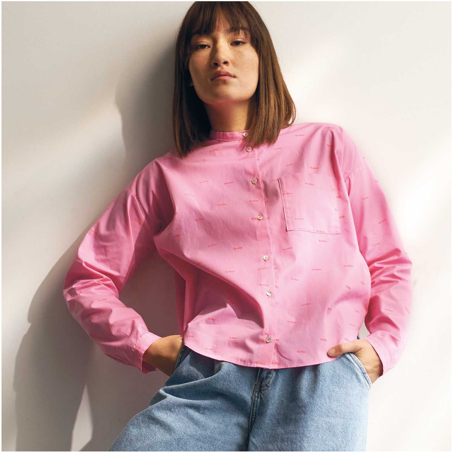Druckstoff Nature Matters Striche pink-neon von Rico Design, getragen von Frau in Jeans.