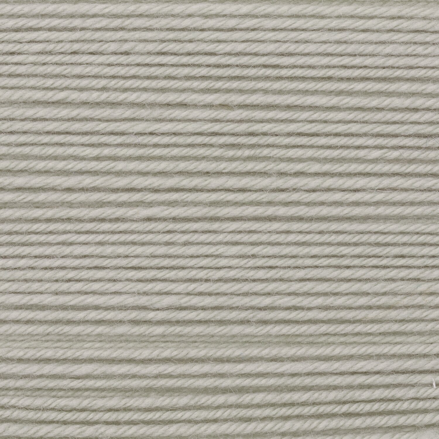 Essentials Merino dk zeigt dicht gewickeltes, fein verzwirntes Garn von Rico Design, ideal zum Stricken weicher Projekte mit Lauflänge 50g 110m.