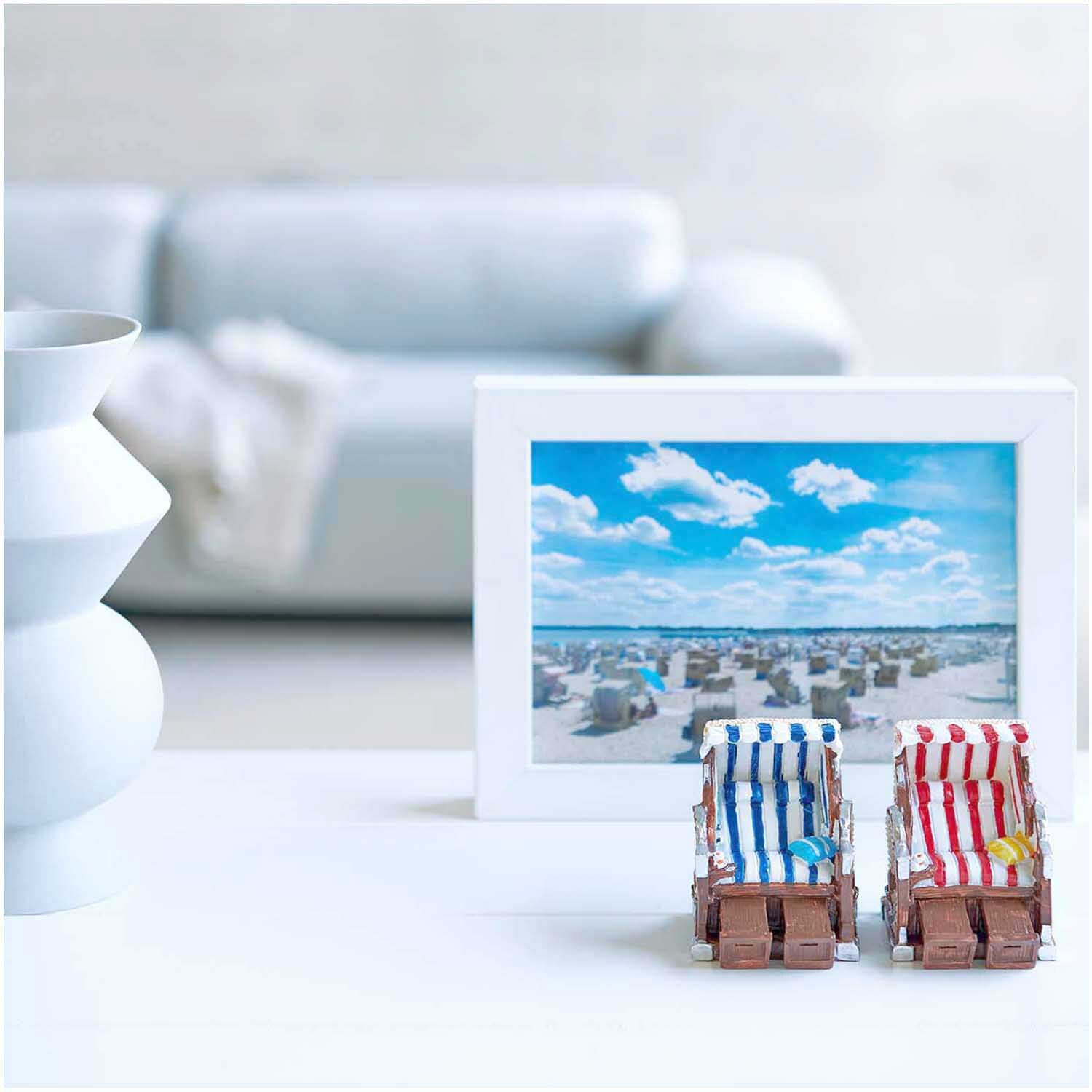 Deko-Strandkorb rot-weiß 5x6,5cm von Rico Design vor einem Strandbild und einer weißen Vase.