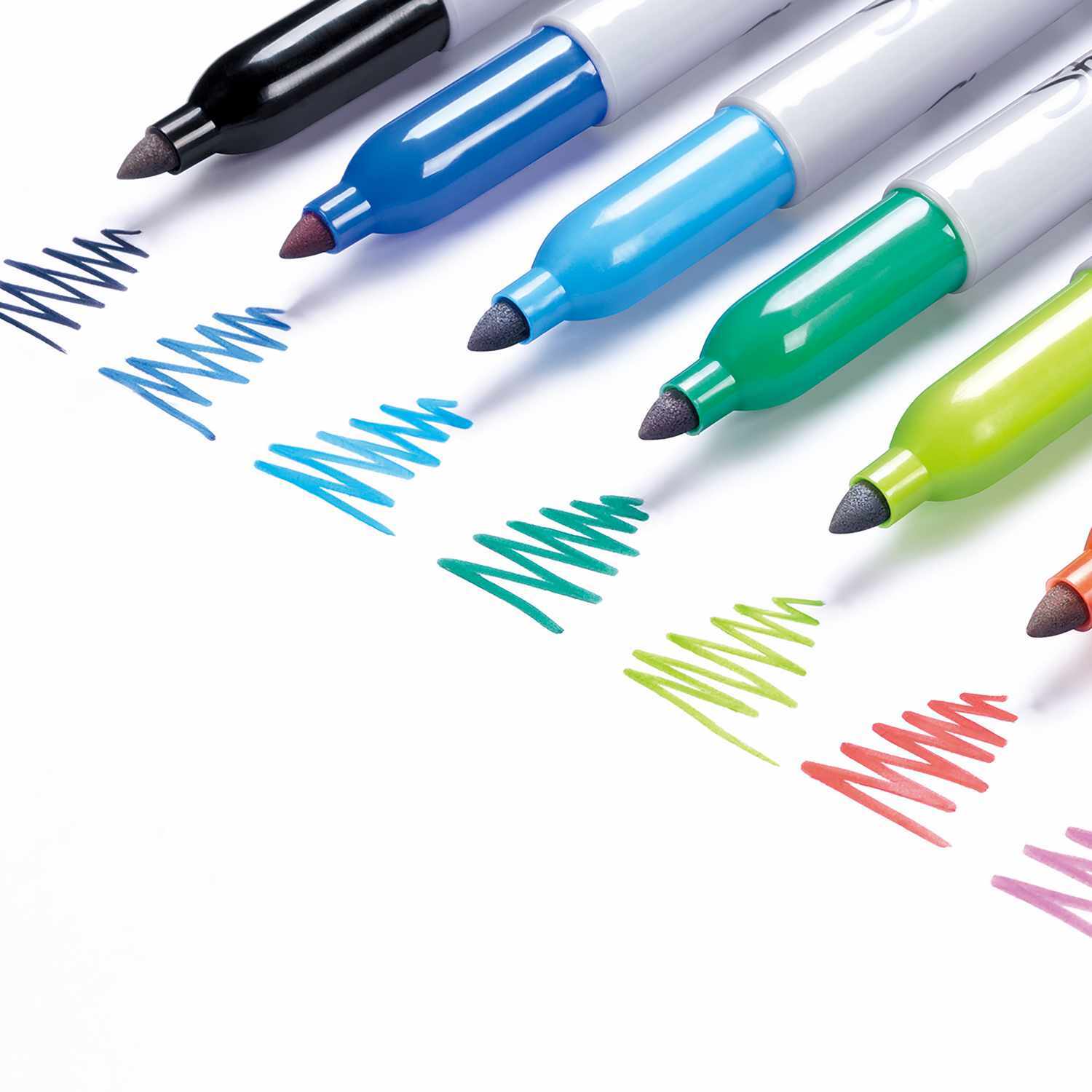 Permanentmarker fein Fun Farben 4 Stück von Sharpie: Fünf bunte Marker zeichnen Linien auf weißem Papier.