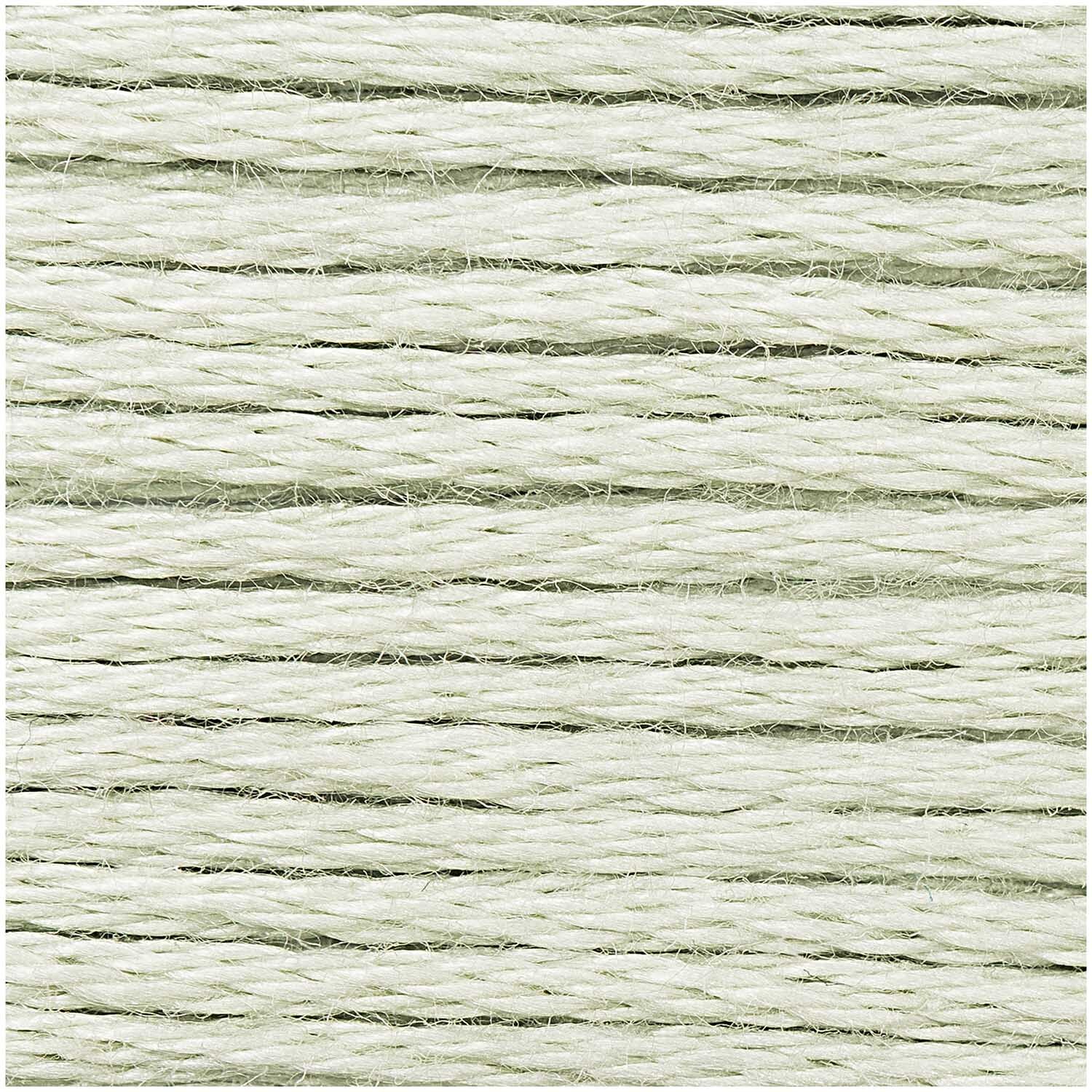 Sticktwist 8m von Rico Design in hellem Beige, Nahaufnahme der weichen, feinen Fäden. Ideal für Stickprojekte.