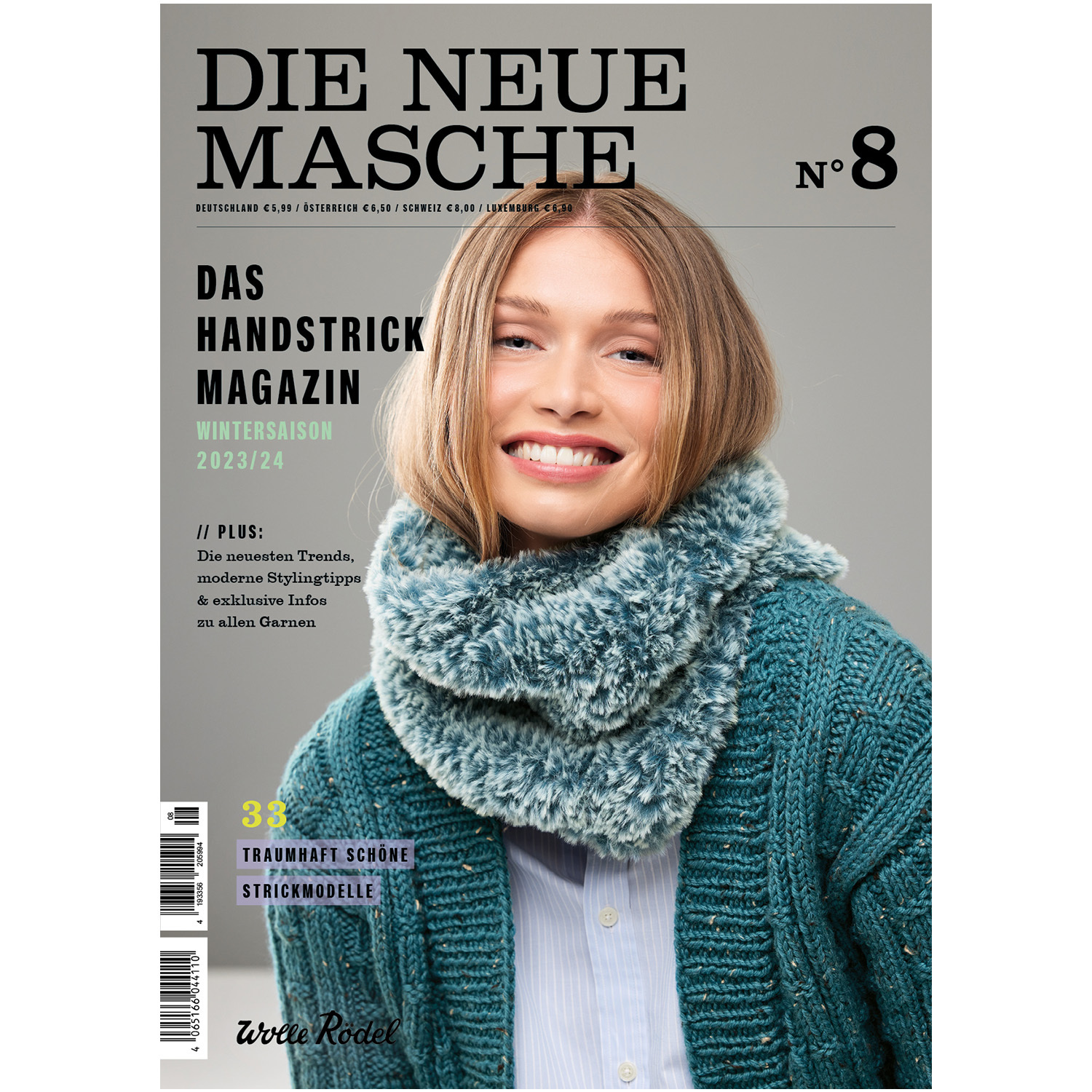 Strickset Loop Modell 26 aus Die Neue Masche Nr. 8. Frau trägt blauen Strickloop und passenden Pullover.