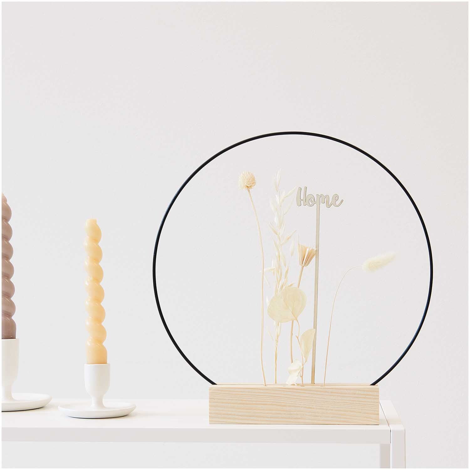 Holzpicker Home 23,6x4,7cm von Rico Design zeigt einen minimalistischen Holzrahmen mit Trockenblumen und dem Schriftzug "Home".