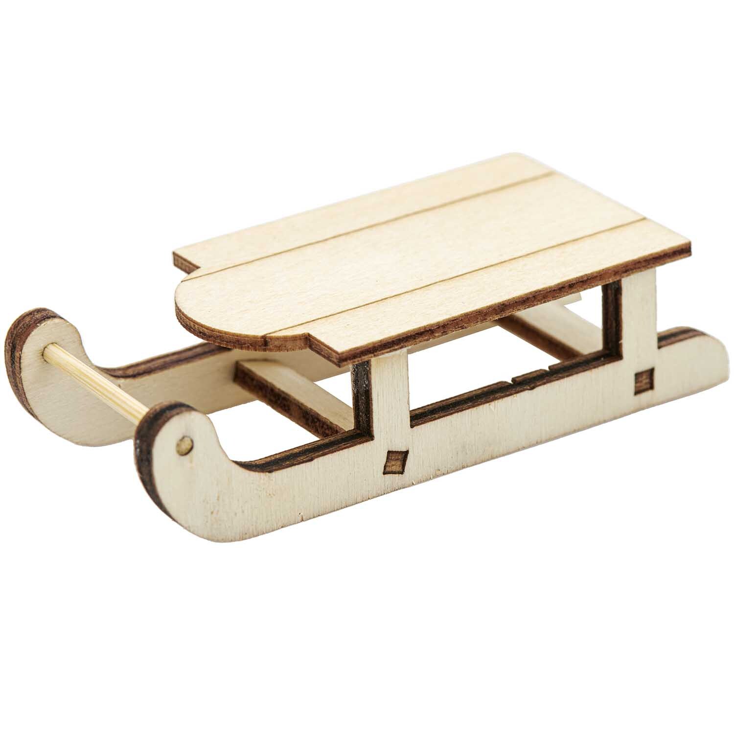 Miniatur Schlitten 7,5x4x2,5cm aus hellem Holz von Rico Design, ideal für Dekorationen.