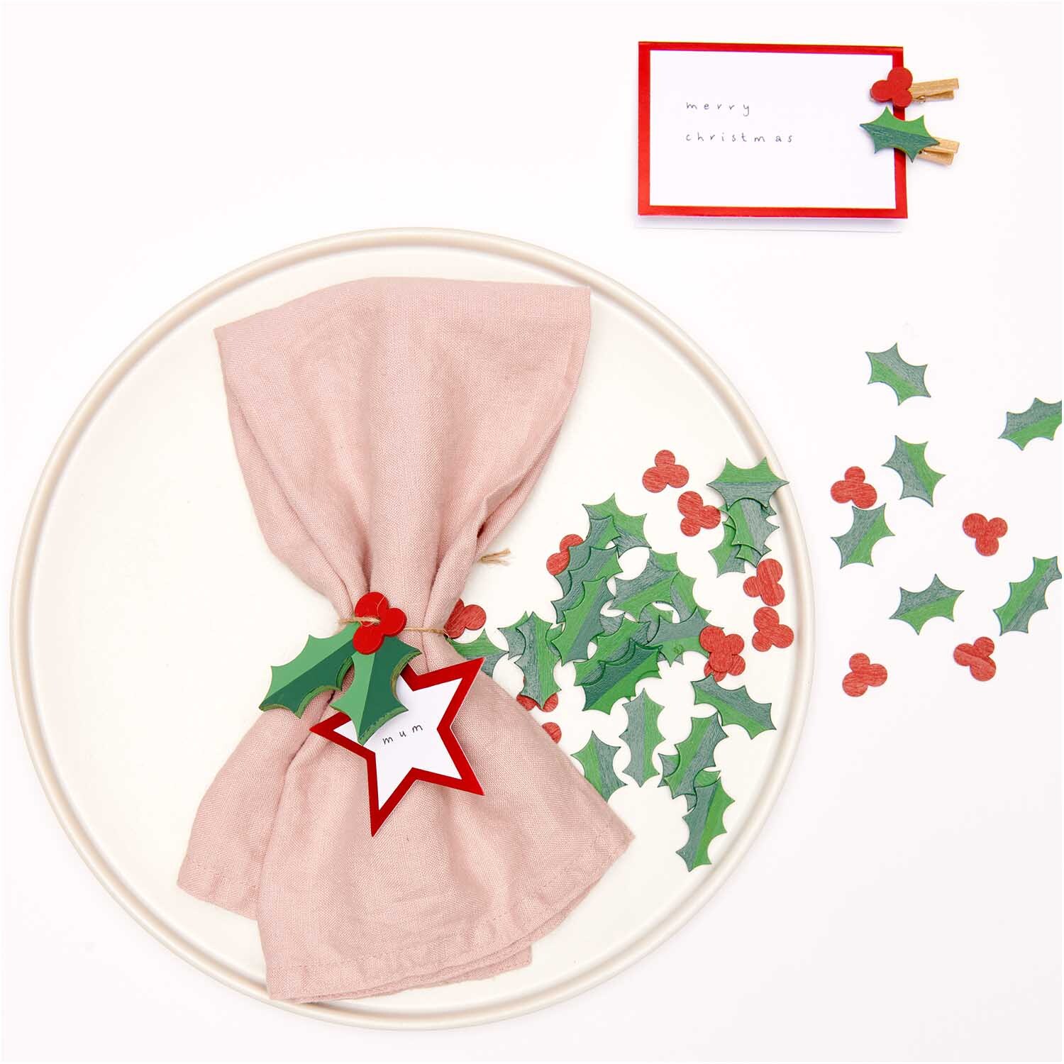 Paper Poetry Papieranhänger Stern mit Hot Foil, dekoriert auf einem Tisch mit Weihnachtsmotiven.