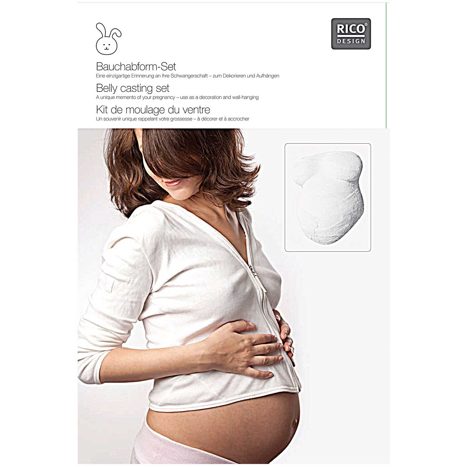 Bauchabform Set für Schwangere: Frau in weißem Oberteil hält ihren Babybauch, 9-teiliges Set von Rico Design.