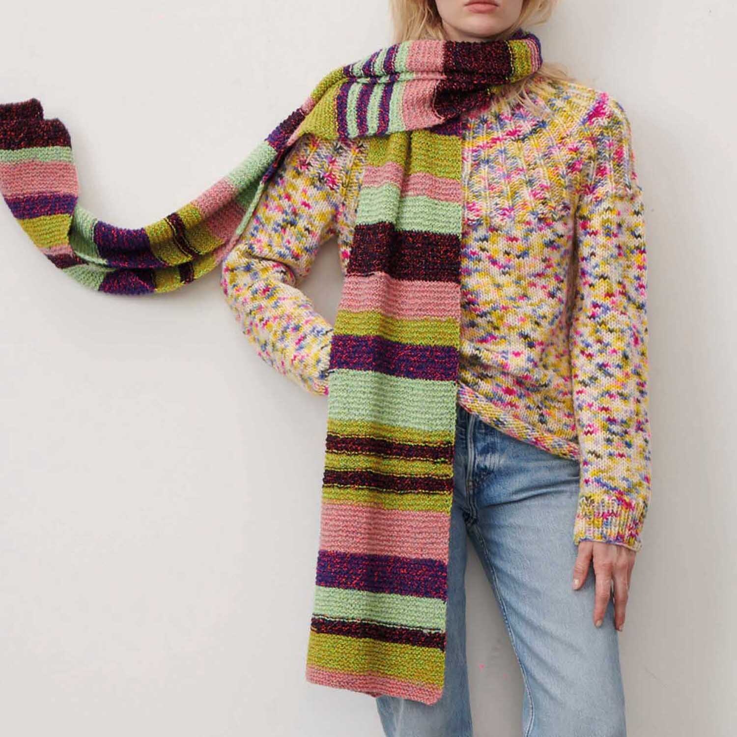 Fashion Fluorino dk: Bunter Strickschal und Pullover aus Rico Design Wolle, ideal für kühle Tage.