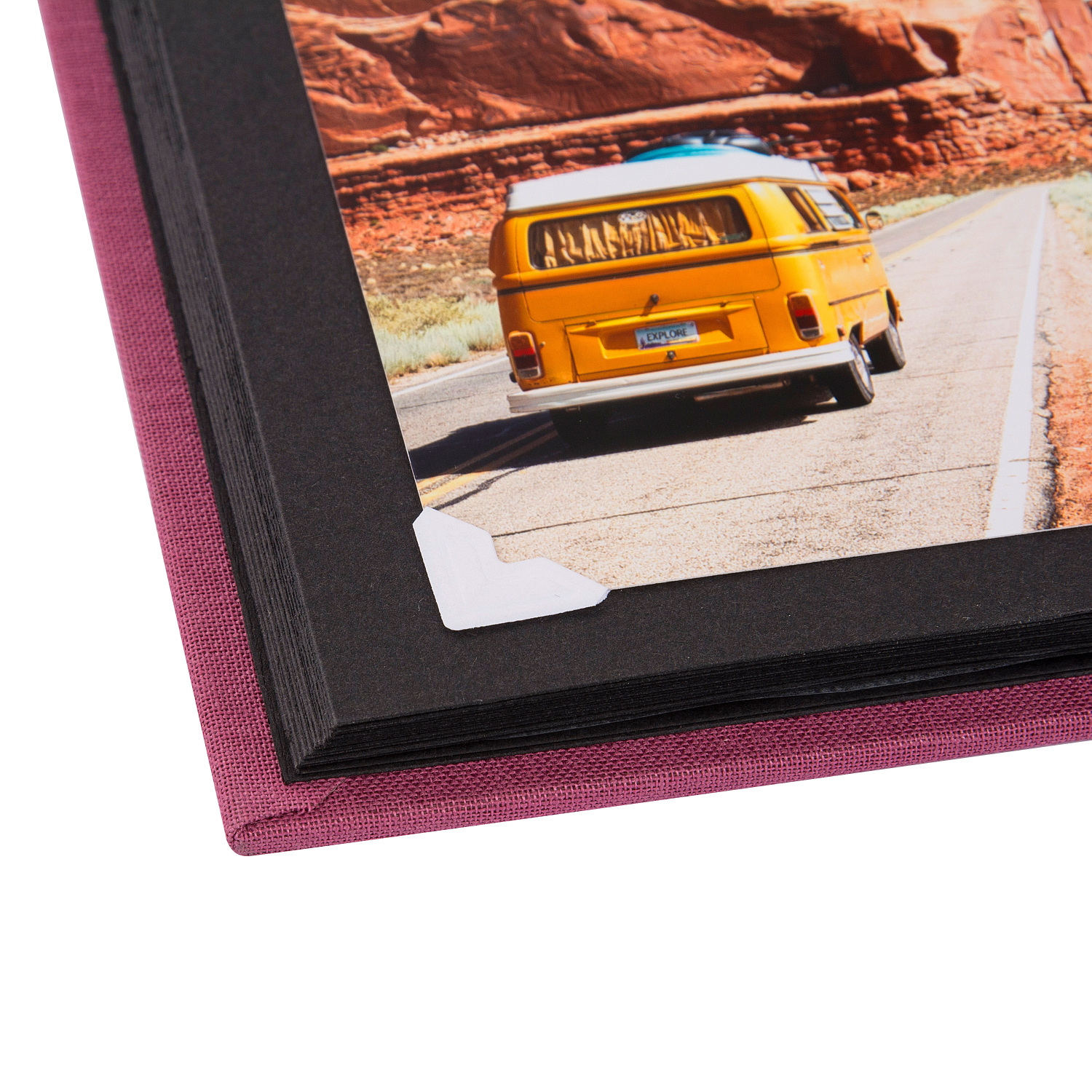 Fotoecken Crea: Ein Fotoalbum mit weißen Fotoecken von goldbuch, zeigt ein Bild eines gelben Vans auf einer Straße.