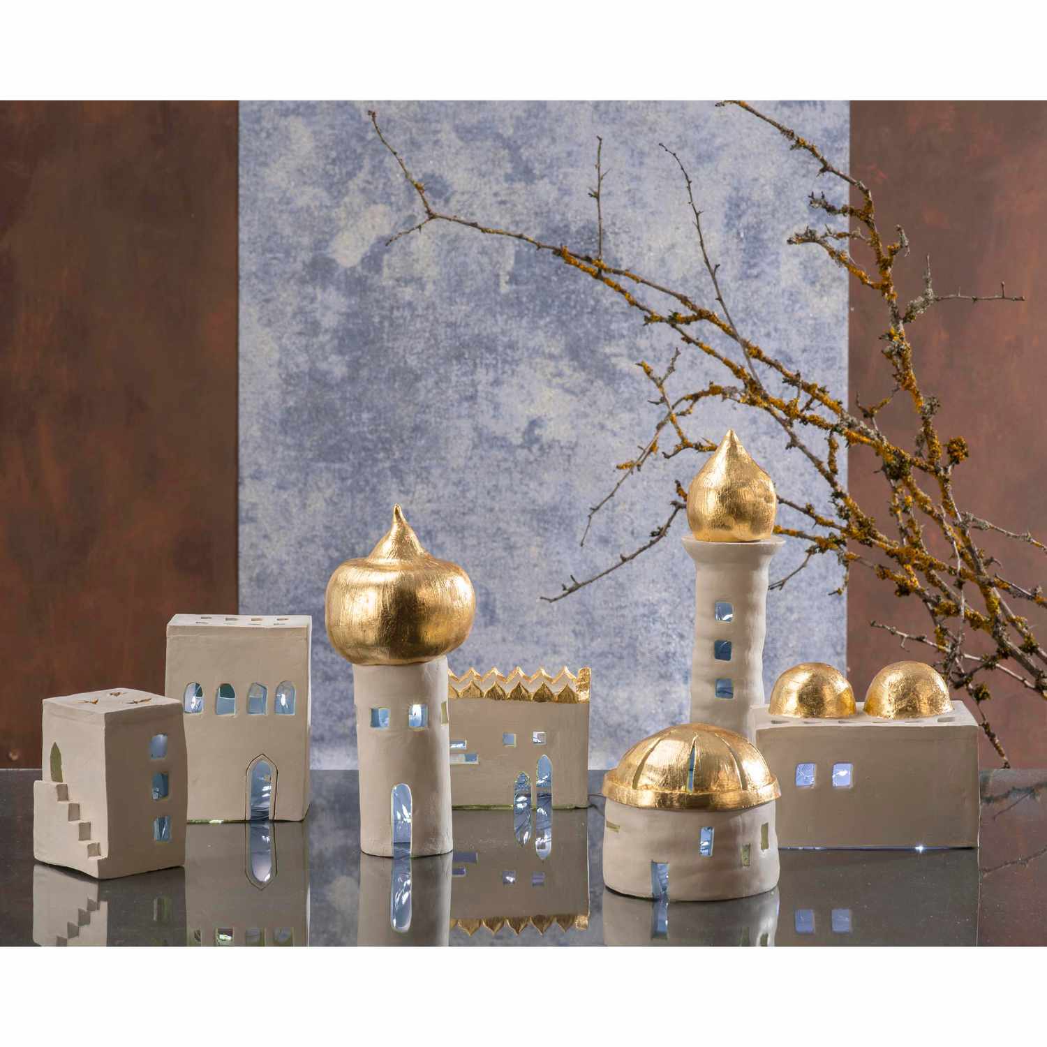 Keramin-S 1000g: Dekorative Keramikgebäude mit goldenen Kuppeln und blauen Fenstern auf einem Tisch.