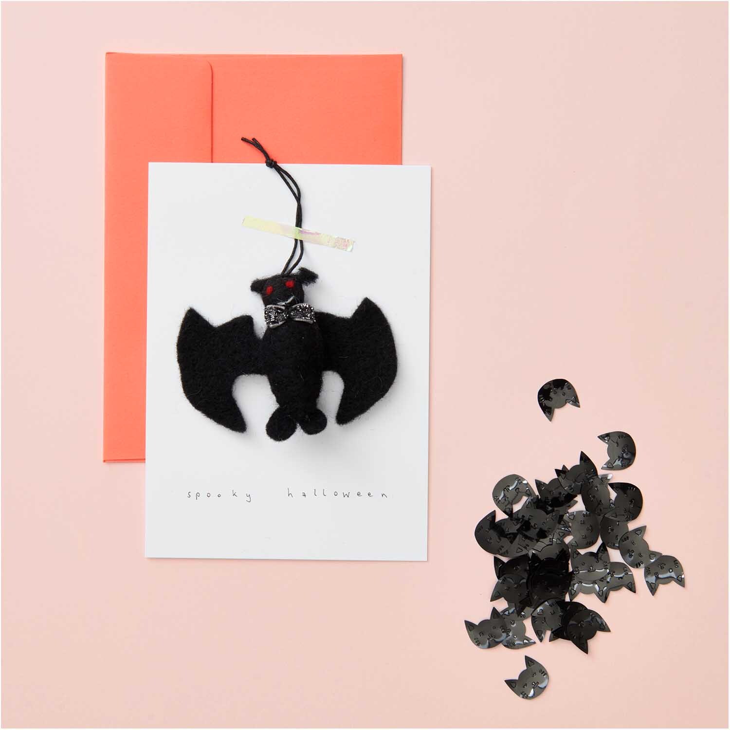 Fledermaus handgefilzt schwarz 9,5x7,5cm von Rico Design auf Karte mit Umschlag und Konfetti.