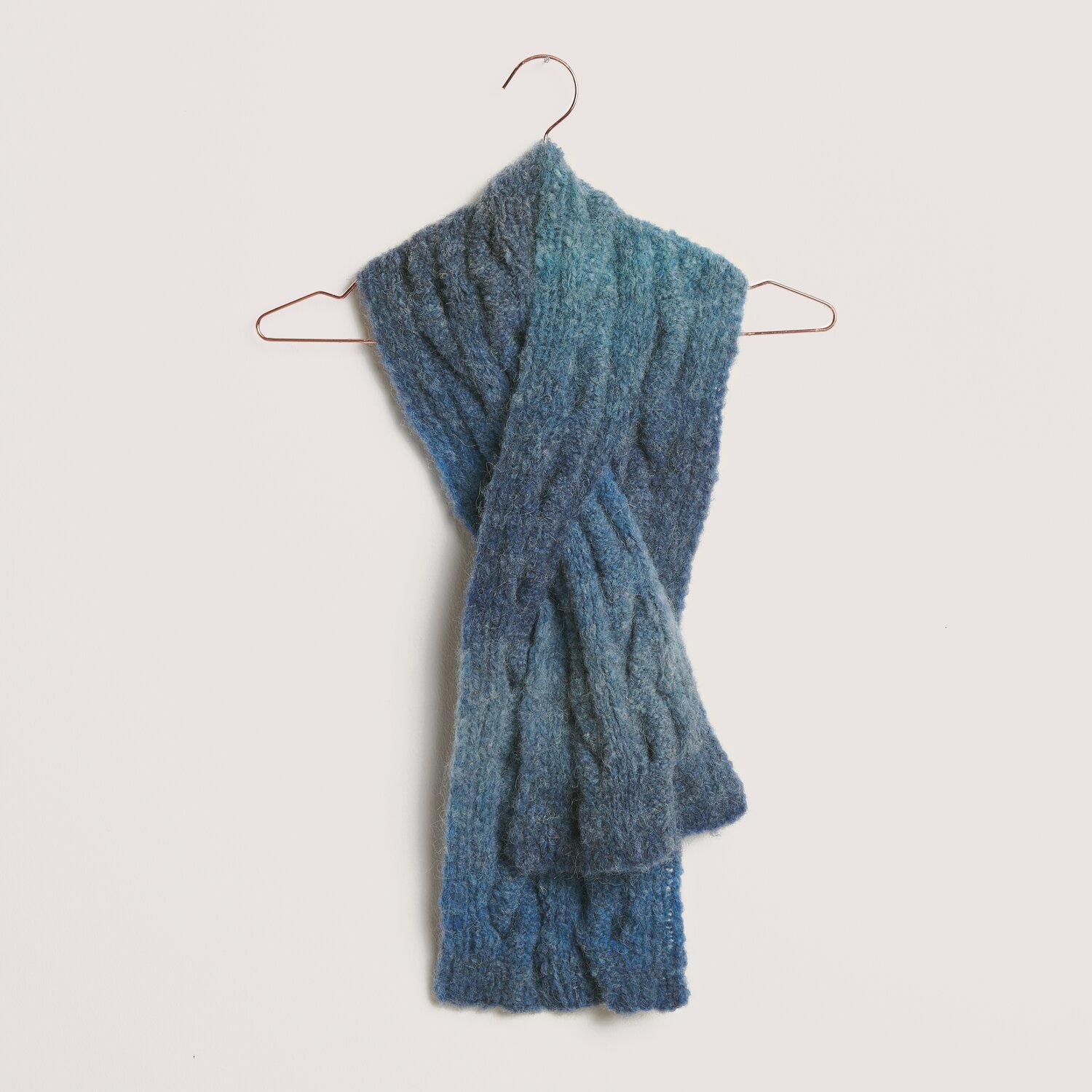 Gestrickter Schal in Blautönen