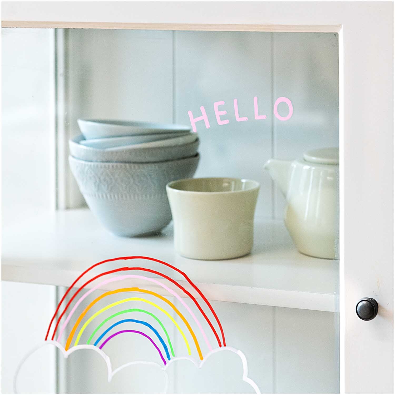 Kreidestifte Flüssigkreide Set Regenbogen: Bunte Zeichnung auf Glas mit Geschirr im Hintergrund. Marke: Rico Design.