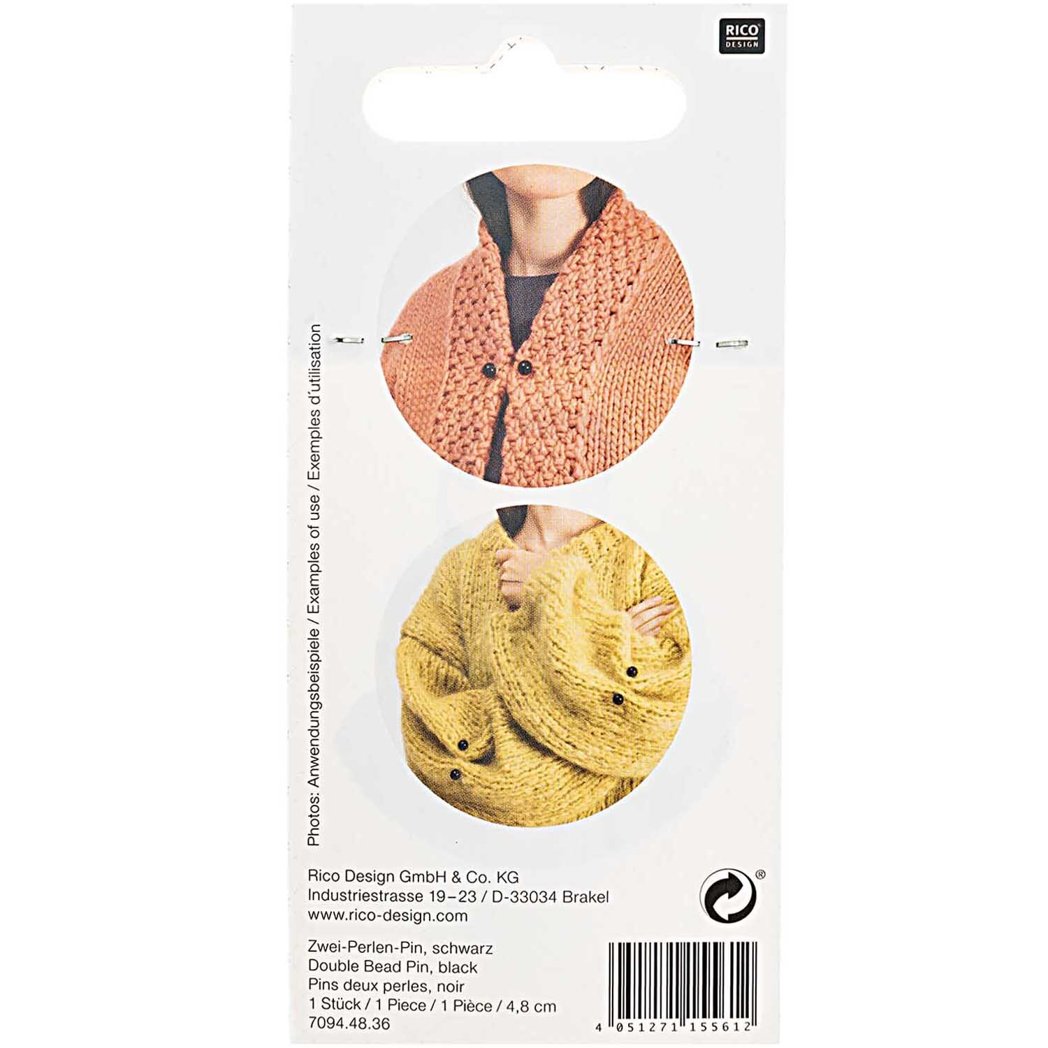 Zwei-Perlen-Pin 48mm von Rico Design, präsentiert auf einer Verpackung mit gestrickten Kleidungsstücken.