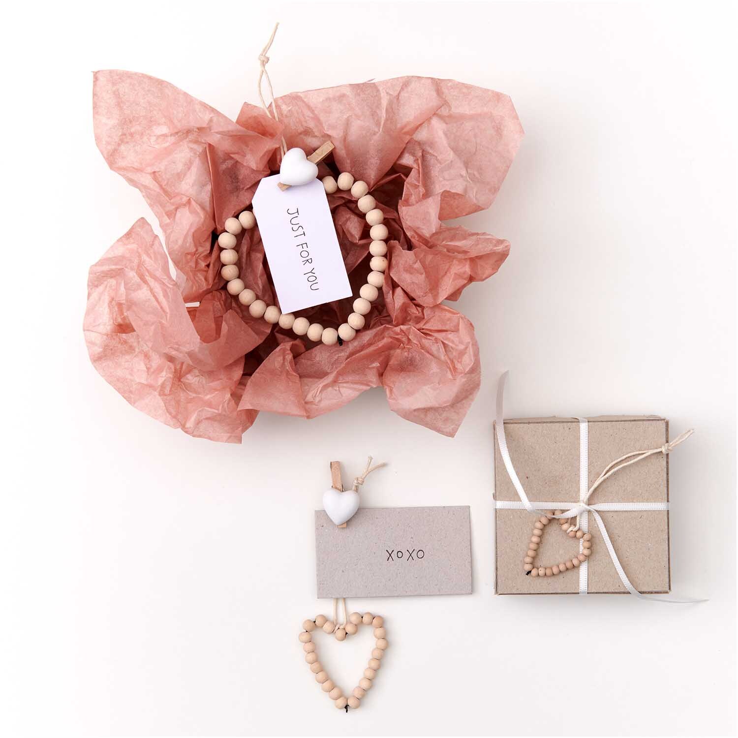 Perlenhänger Herz klein Holz von Rico Design in Geschenkverpackung mit Karte und Herzanhänger.