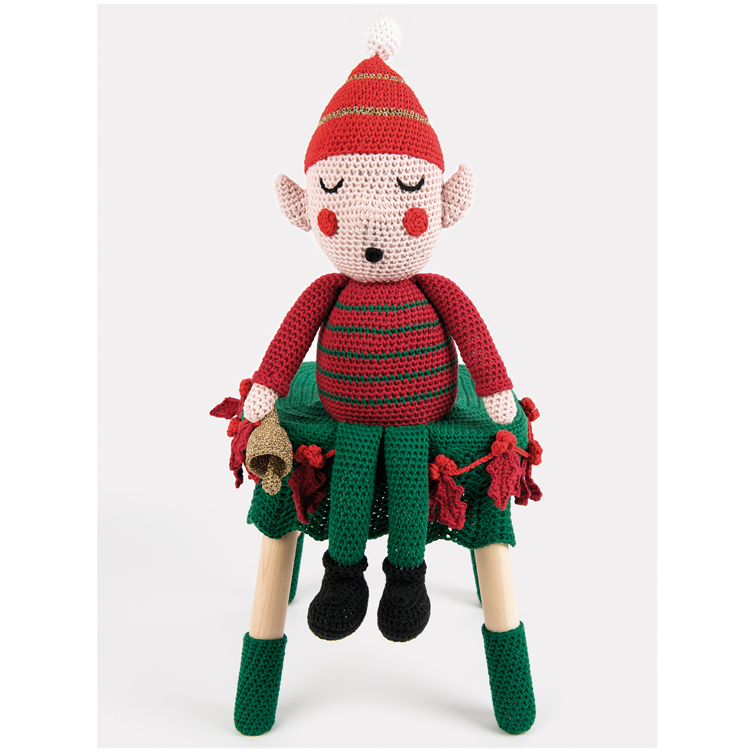Creative Lamé: Gehäkelte Weihnachtsfigur auf einem Stuhl, mit roten und grünen Details, 25g.
