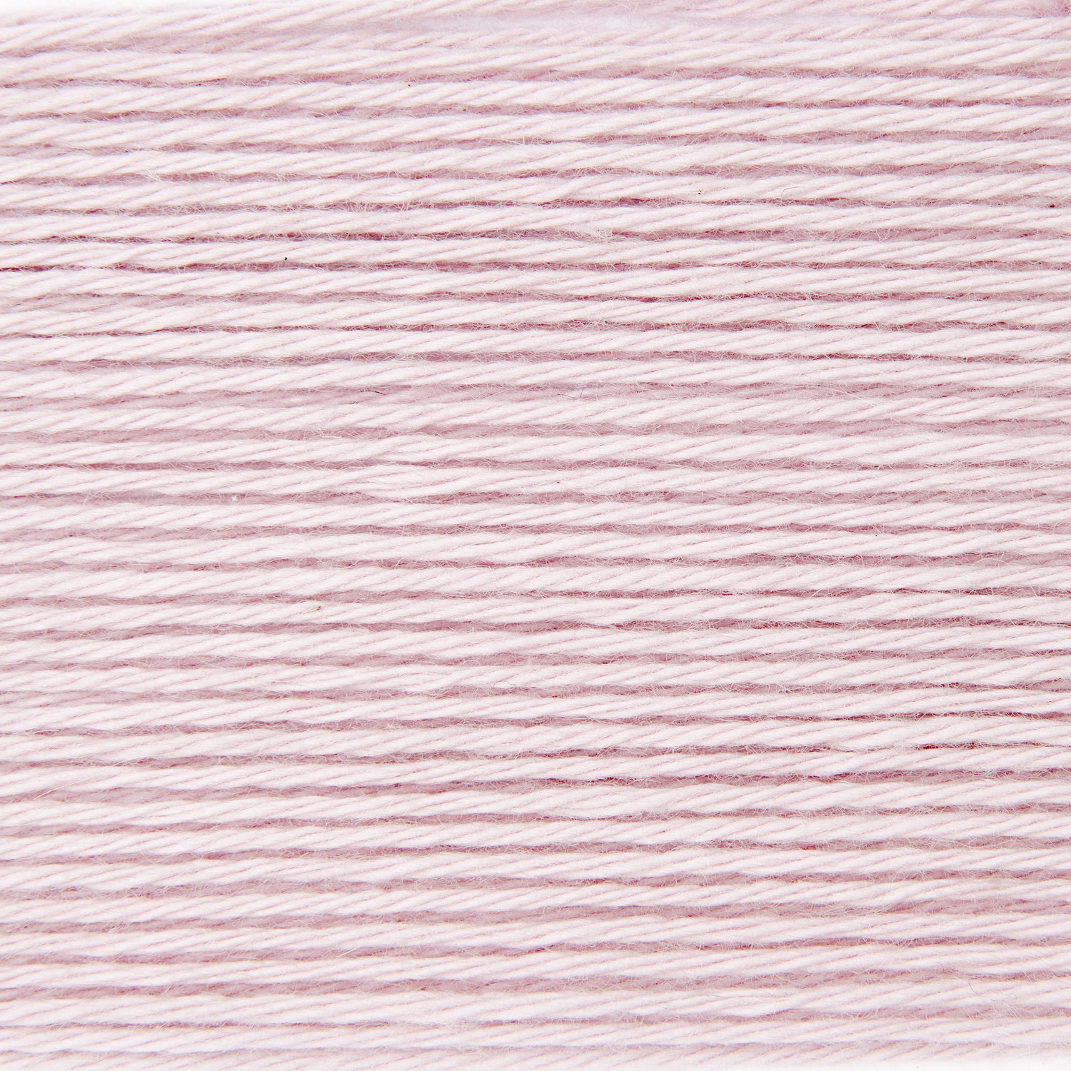 Baby Cozy Organic Cotton Cashmere: Nahaufnahme von fliederfarbener Wolle von Rico Design, 50g 145m. Ideal für weiche, luxuriöse Strickprojekte.