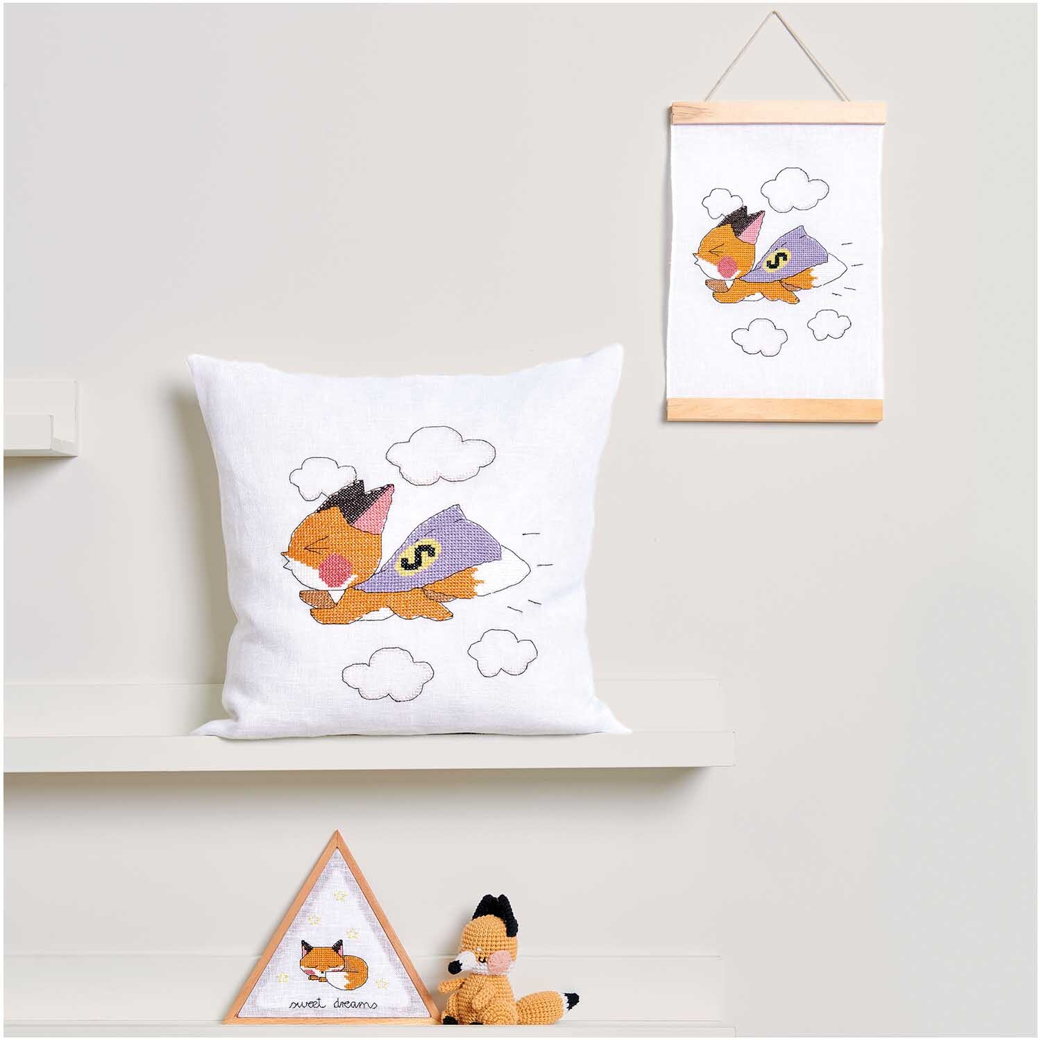 Dekostickrahmen Dreieck mit Fuchs-Motiv von Rico Design, kombiniert mit Kissen und Wandbild.